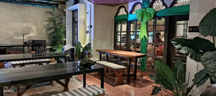 The OLIV. Cafe by Double Eight 10