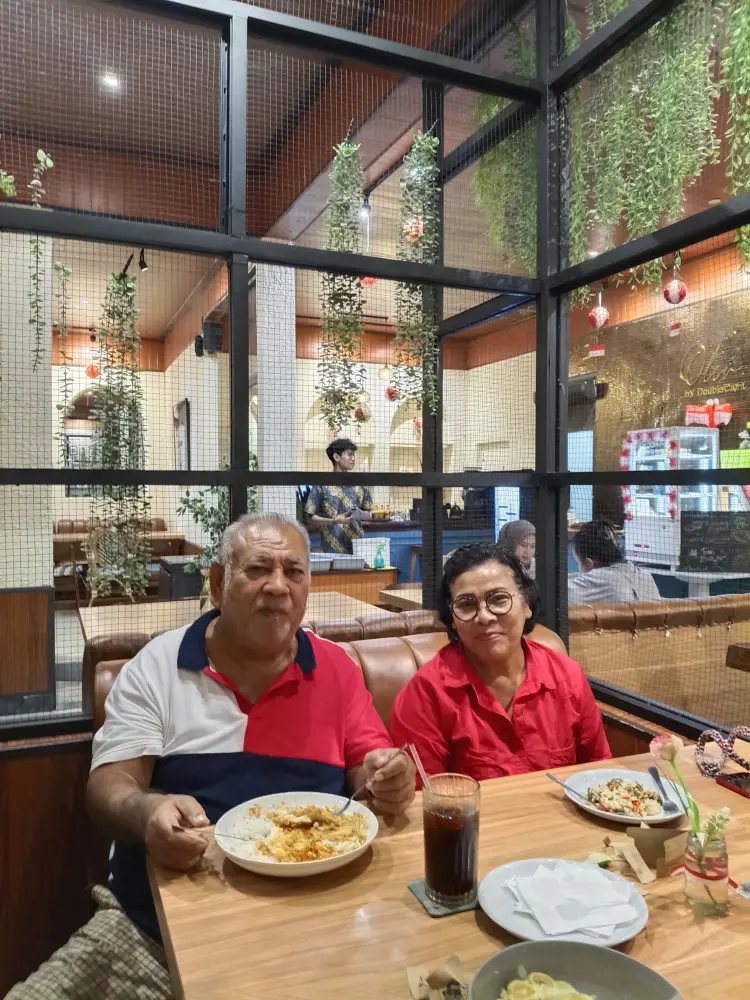 The OLIV. Cafe by Double Eight 5