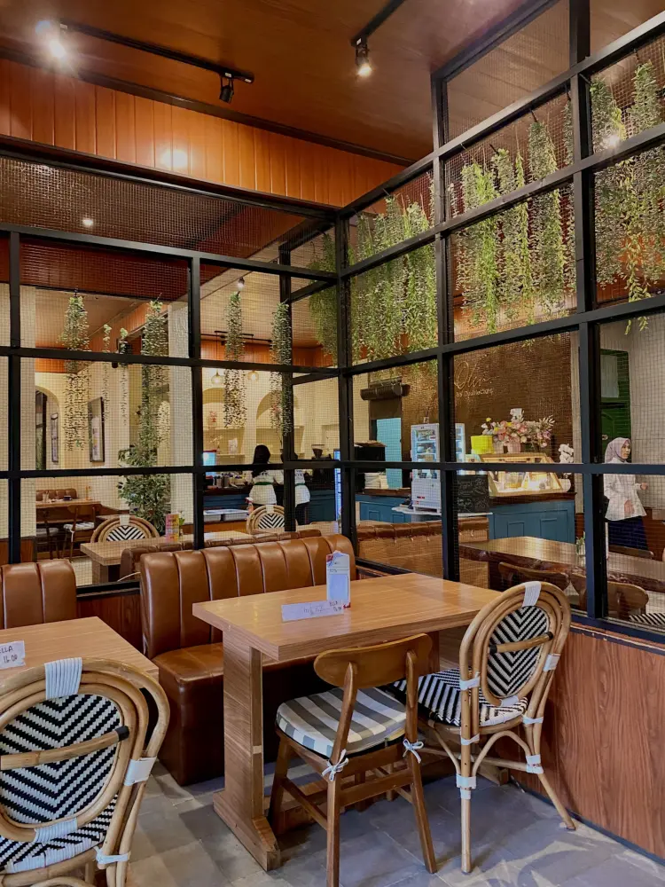 The OLIV. Cafe by Double Eight 4