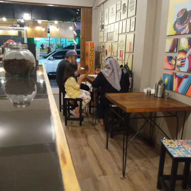 Sate Klatak Kambing Muda Pak Tong & warung kopi sedanten - Kusumanegara 1