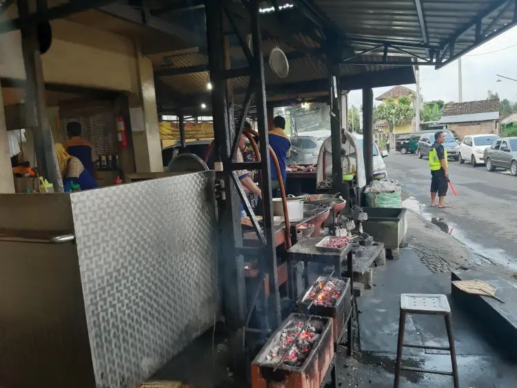 Sate Klatak Kambing Muda Pak Tong & warung kopi sedanten - Kusumanegara 8
