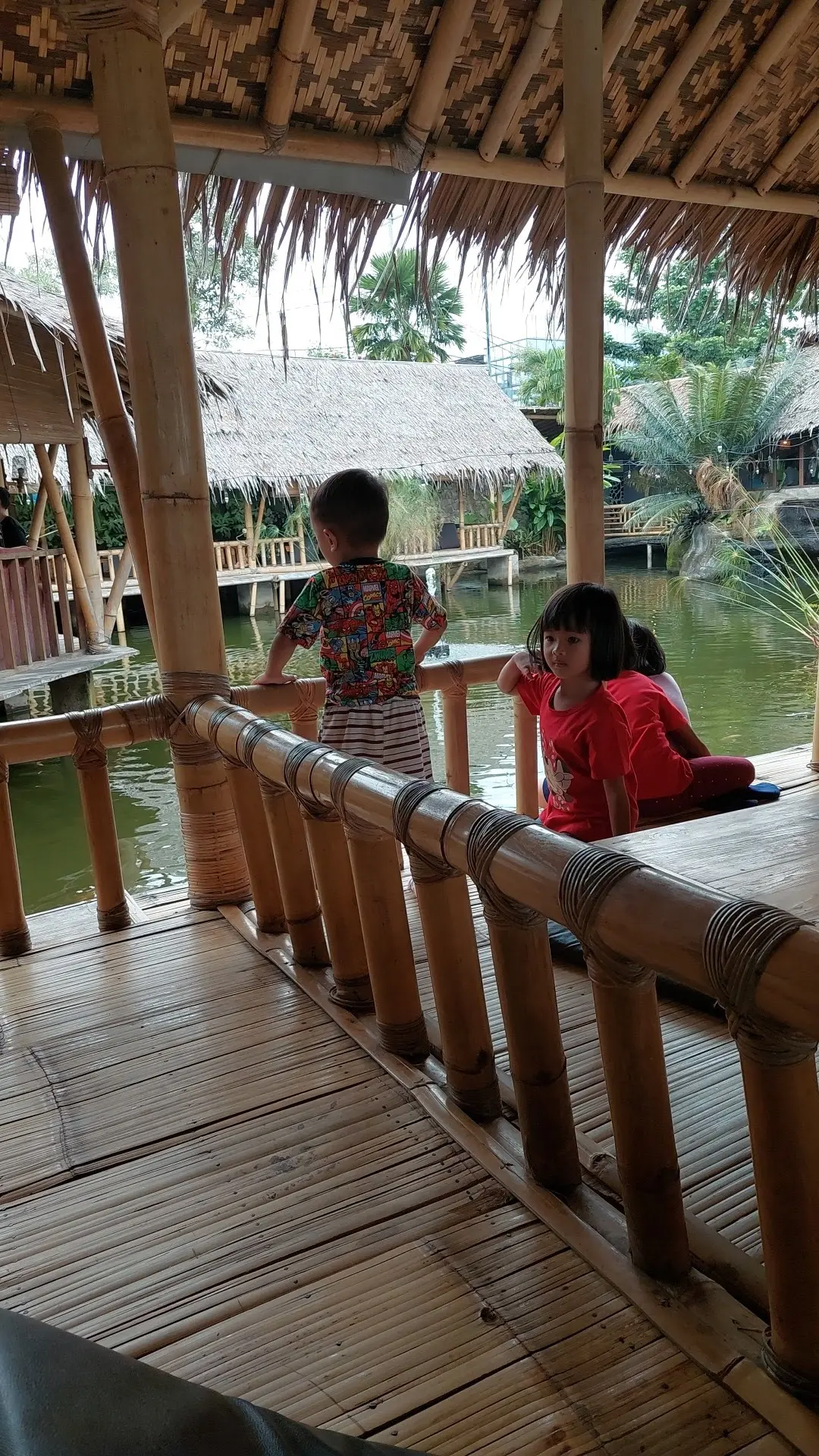 Makan Mantap view danau di bawah 100rb? Anjay, udah gue cobain tempat Nongkrong viral di Bogor ini 2