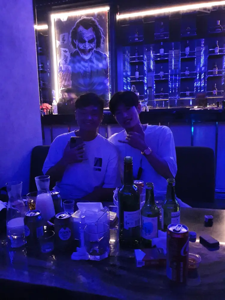 REDWOLF Bar & Lounge 4