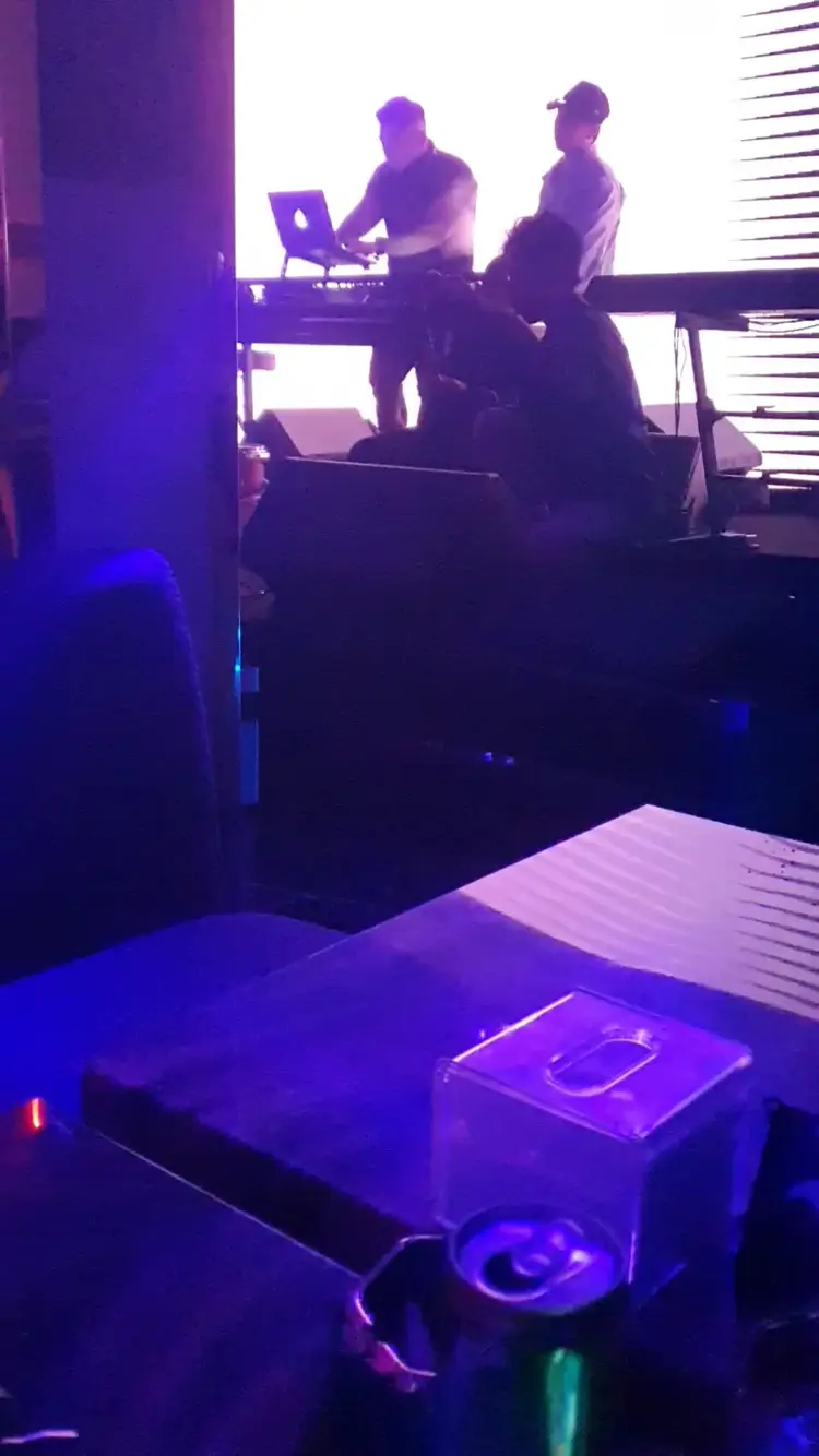 REDWOLF Bar & Lounge 9