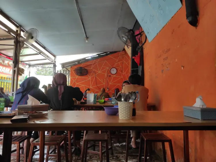 Anjay, bertiga cuma 55k udah kenyang mantap! Kok bisa warung lokal ini viral 10 tahun di Palembang?