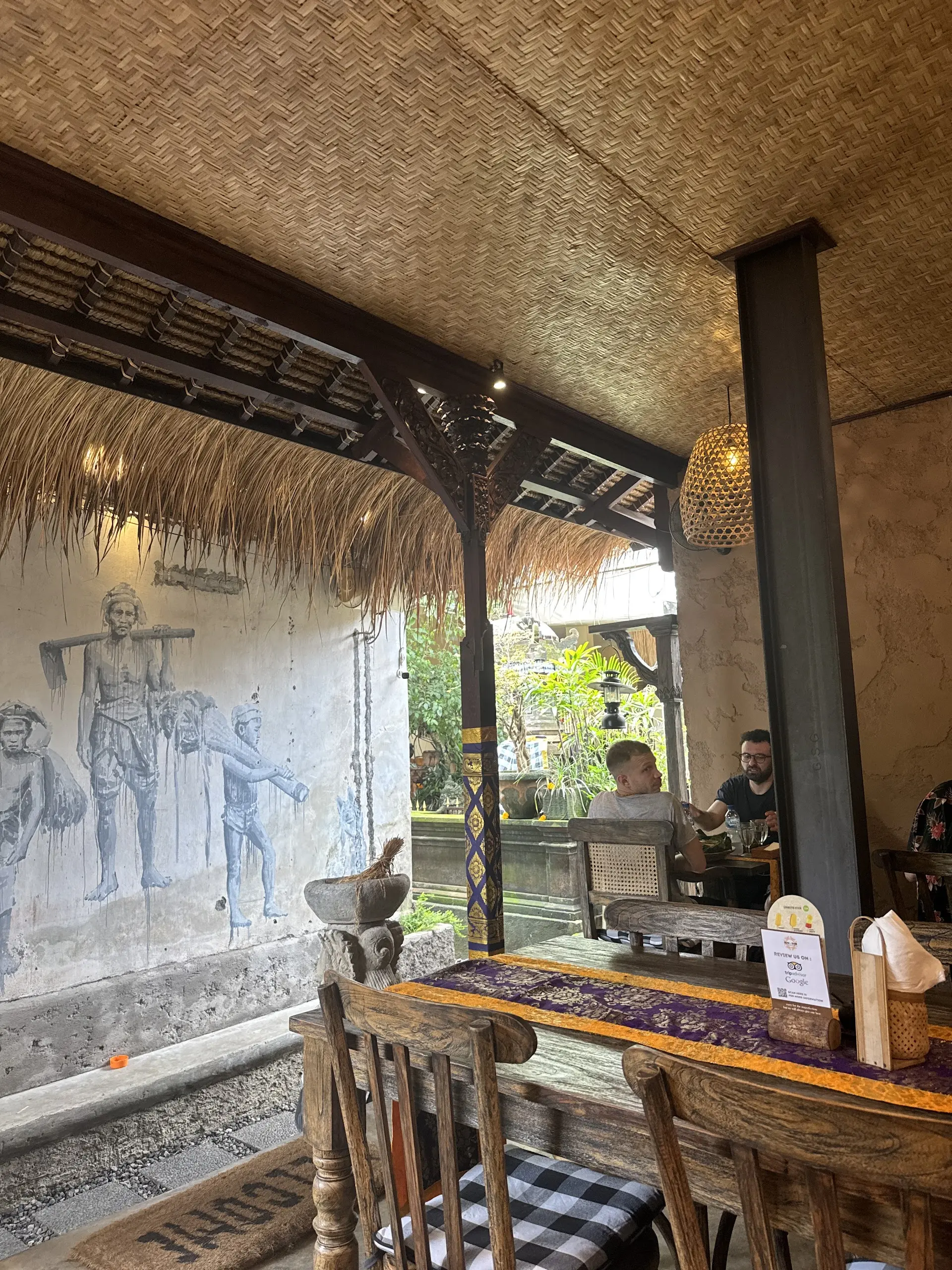 Antre setengah jam demi nyempil makan di rumah warga Ubud, cuma $12 per orang, worth it nggak sih? 5