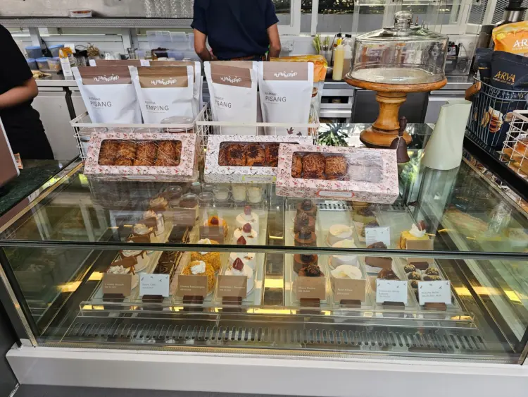 Hummingbird Eatery & Space 5