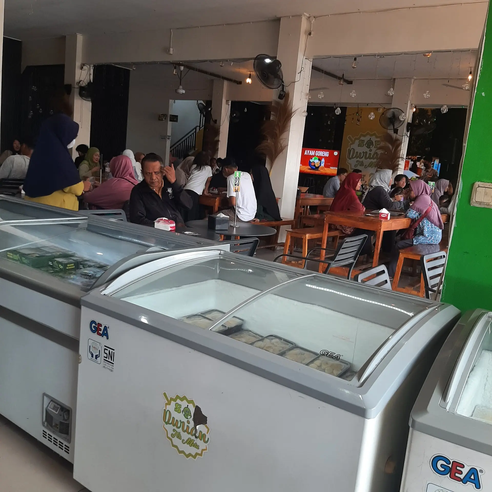 在坦格朗,被人均 50k 的榴莲店上了一课 8