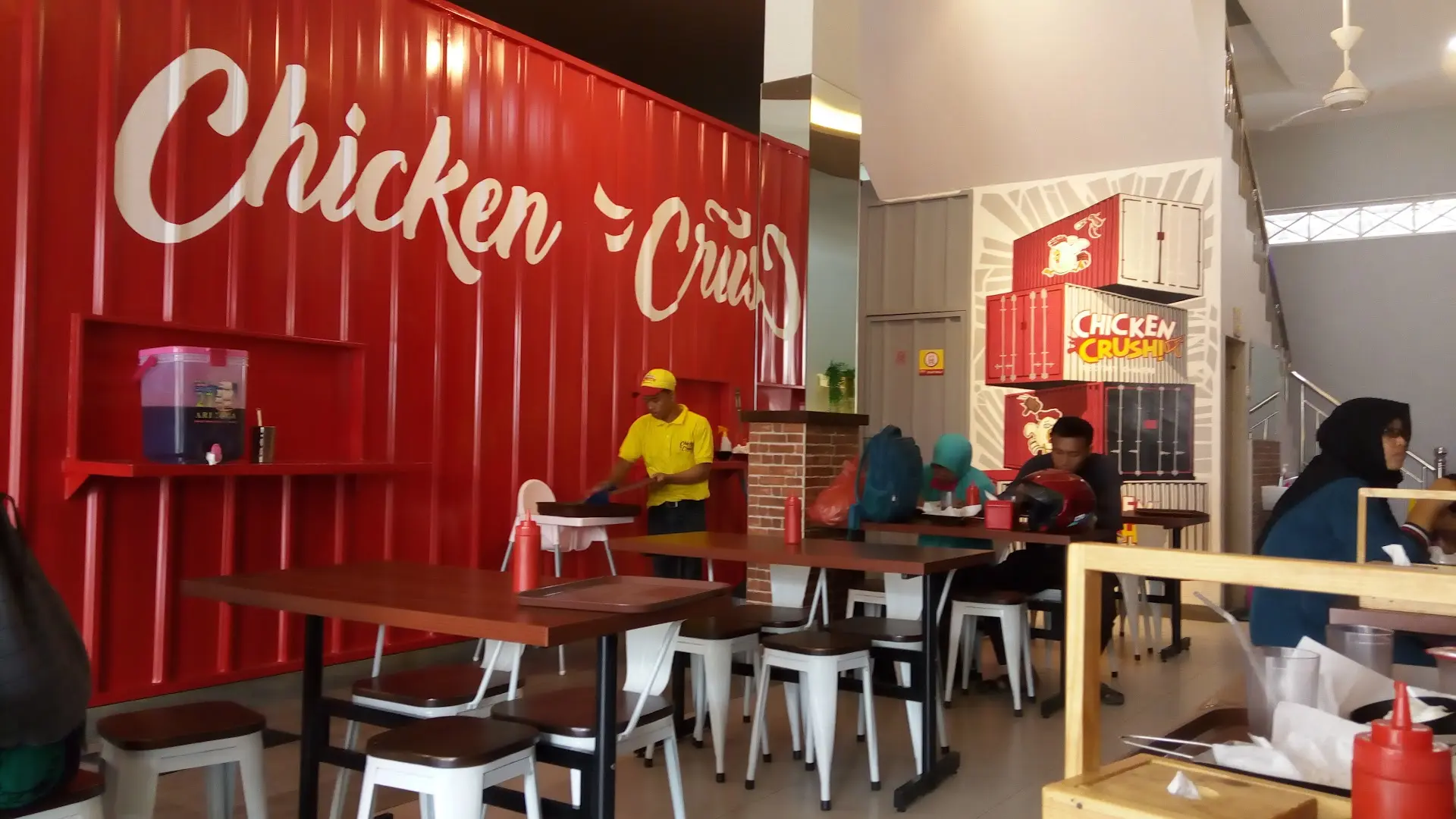 Pelayannya jutek tapi ayam gorengnya Mantap? Tempat di Medan ini bikin aku benci tapi cinta. 3