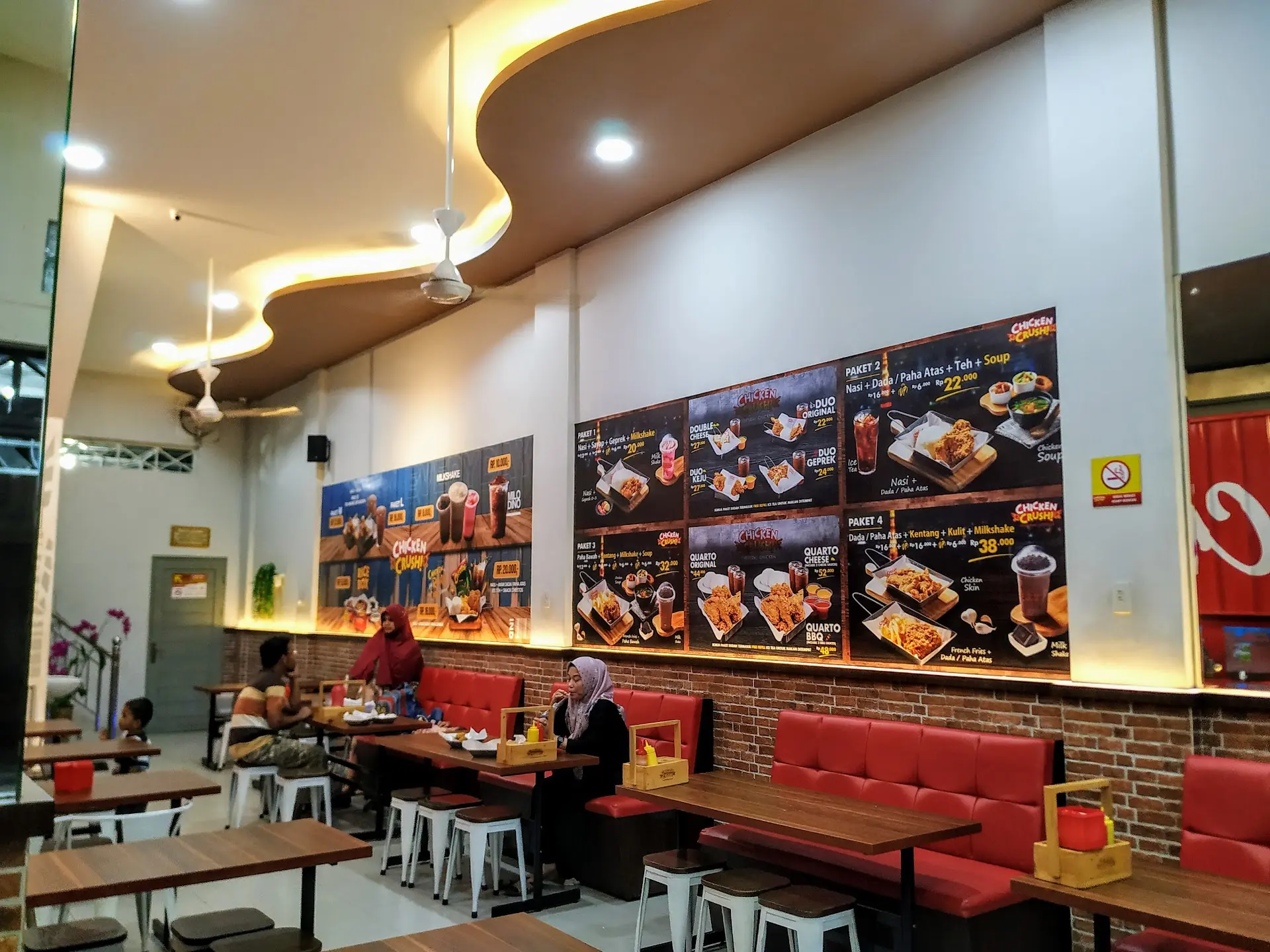 Pelayannya jutek tapi ayam gorengnya Mantap? Tempat di Medan ini bikin aku benci tapi cinta. 2