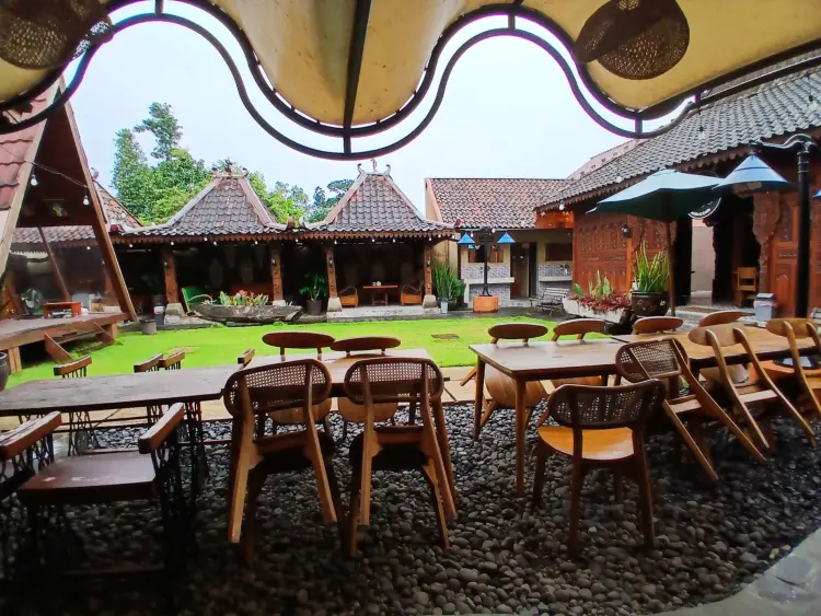 Joglo Kembang Wangi Resto & Cafe 6