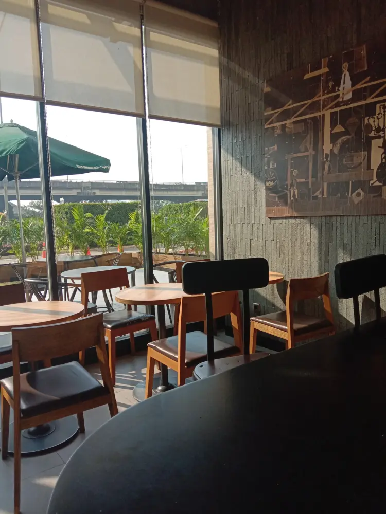 Starbucks Green Pramuka 8