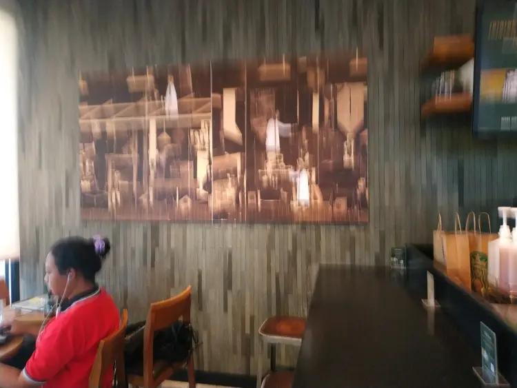 Starbucks Green Pramuka 7