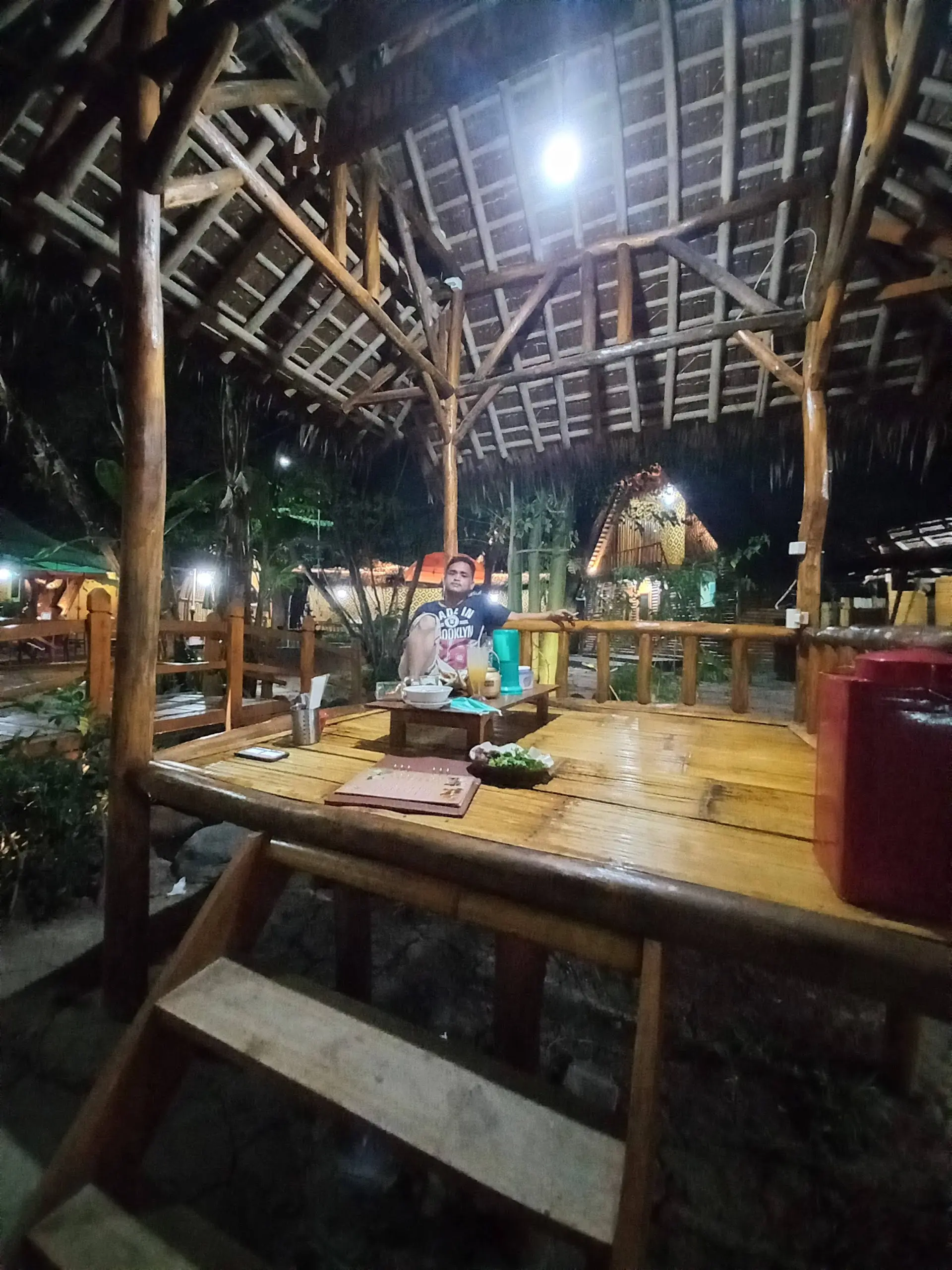 Kumpul keluarga enaknya di mana? Nongkrong di saung Cileng ini aja, per orang gak sampe 50k! Tapi weekend jangan dateng pas perut kosong ya 4