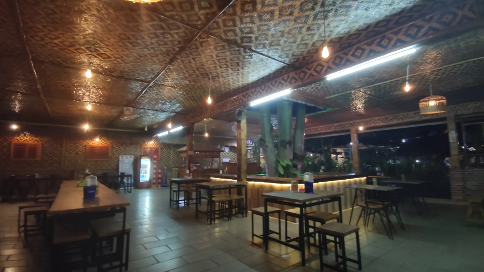 Kumpul keluarga enaknya di mana? Nongkrong di saung Cileng ini aja, per orang gak sampe 50k! Tapi weekend jangan dateng pas perut kosong ya 3