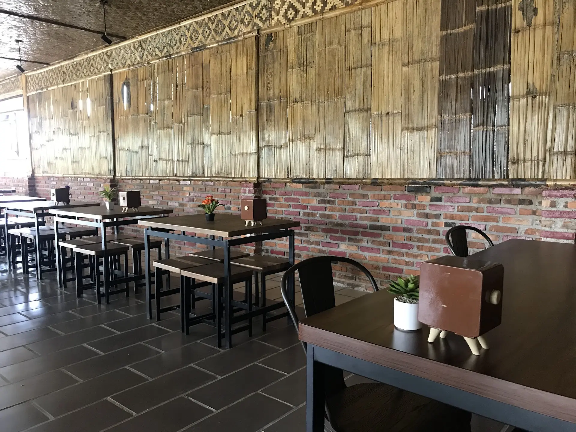 Kumpul keluarga enaknya di mana? Nongkrong di saung Cileng ini aja, per orang gak sampe 50k! Tapi weekend jangan dateng pas perut kosong ya 6