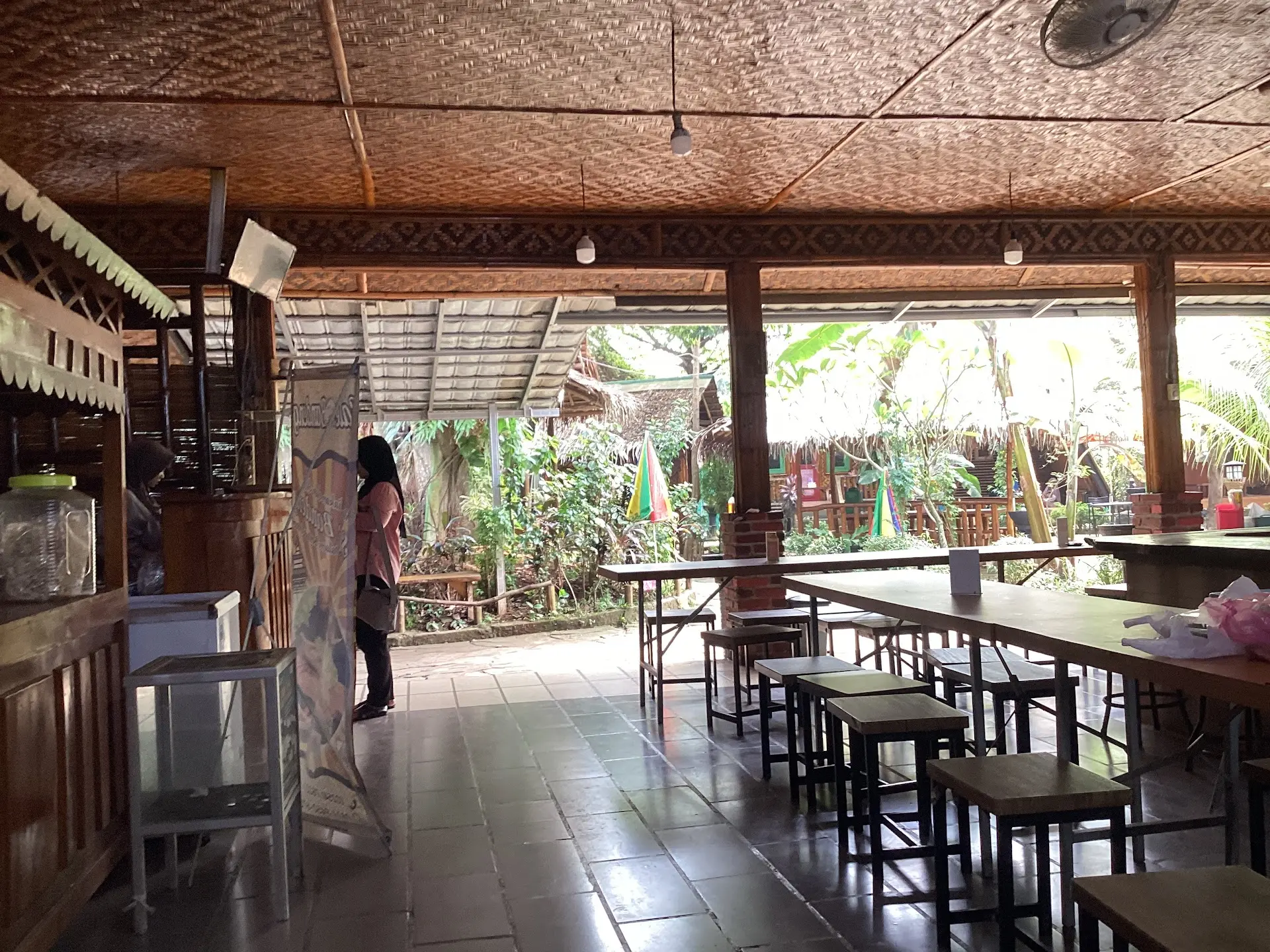 Kumpul keluarga enaknya di mana? Nongkrong di saung Cileng ini aja, per orang gak sampe 50k! Tapi weekend jangan dateng pas perut kosong ya 8