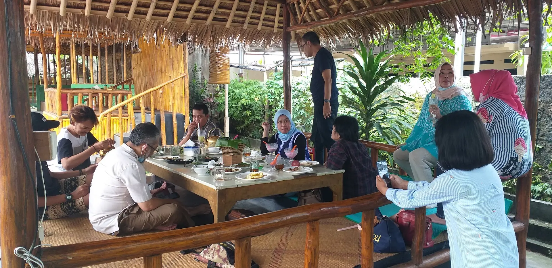 Kumpul keluarga enaknya di mana? Nongkrong di saung Cileng ini aja, per orang gak sampe 50k! Tapi weekend jangan dateng pas perut kosong ya 7