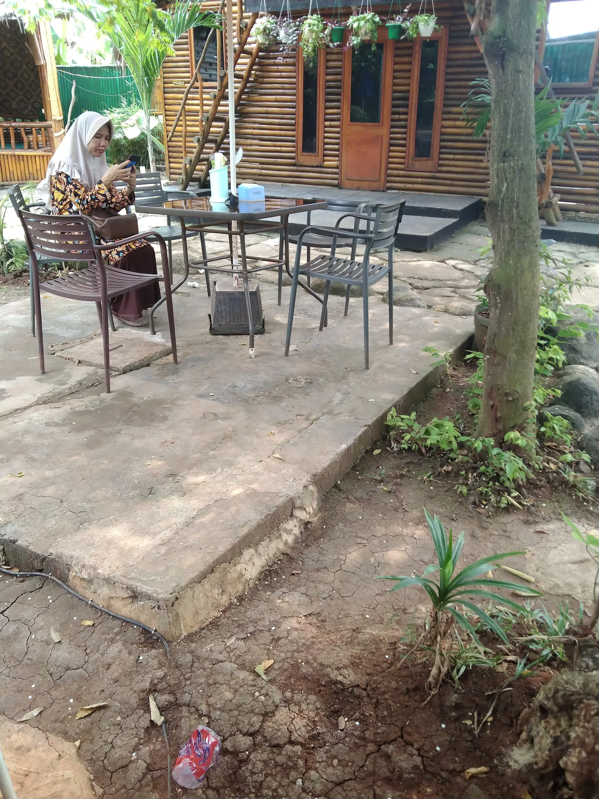 Kumpul keluarga enaknya di mana? Nongkrong di saung Cileng ini aja, per orang gak sampe 50k! Tapi weekend jangan dateng pas perut kosong ya 5