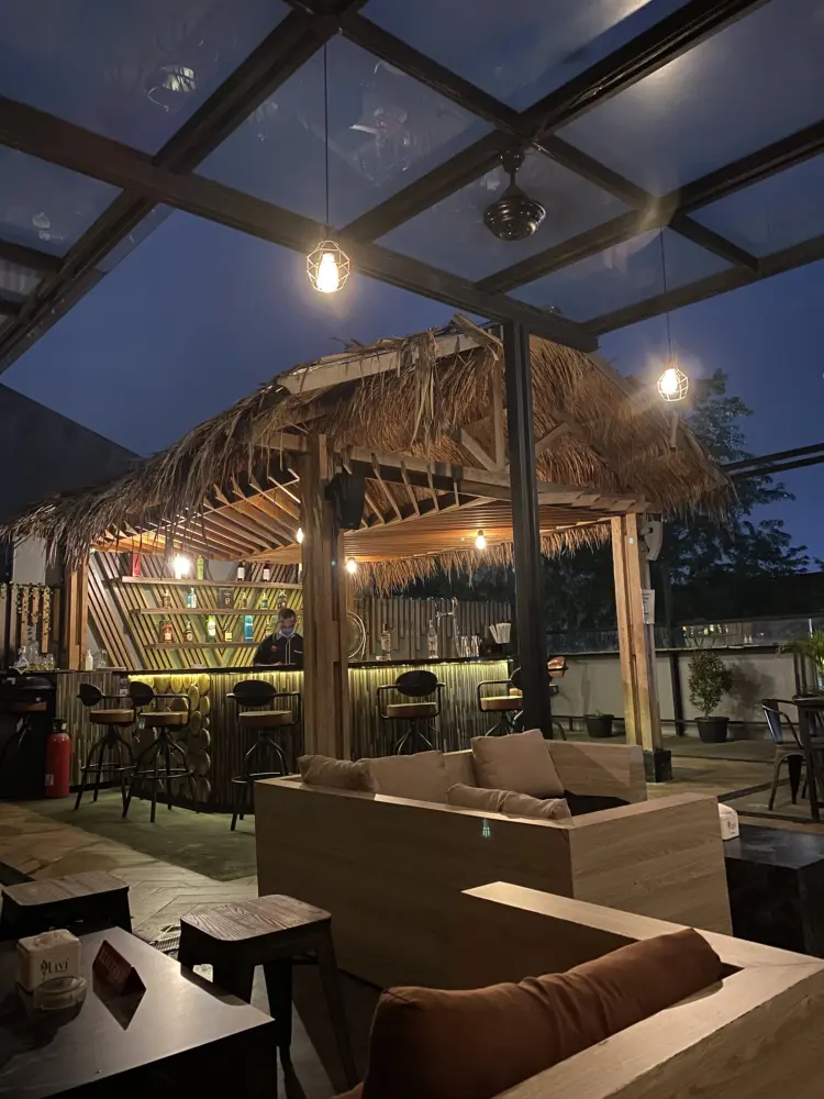 Ibza’s Bar and Lounge 10