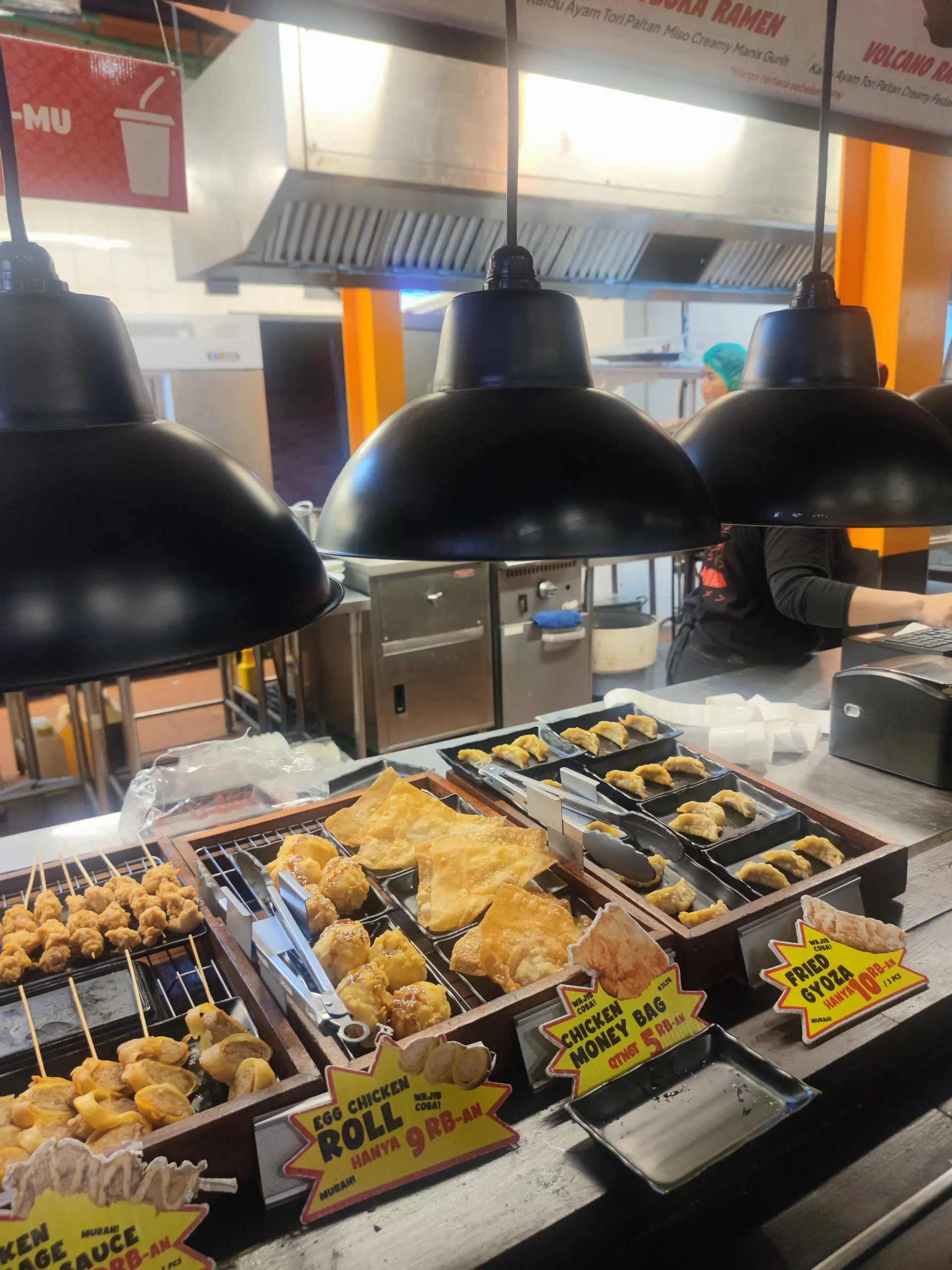 I ate a 14,000 Rupiah ramen in Surabaya, so hot I melted on the spot. 6