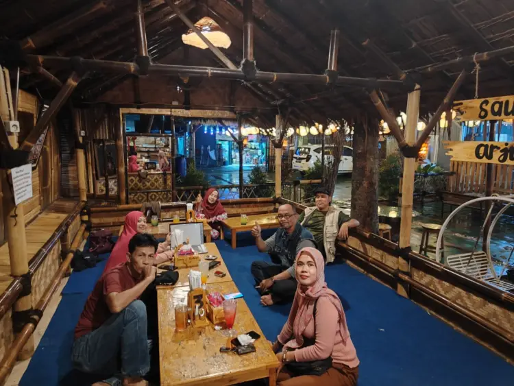 SAUNG LENTERA 8