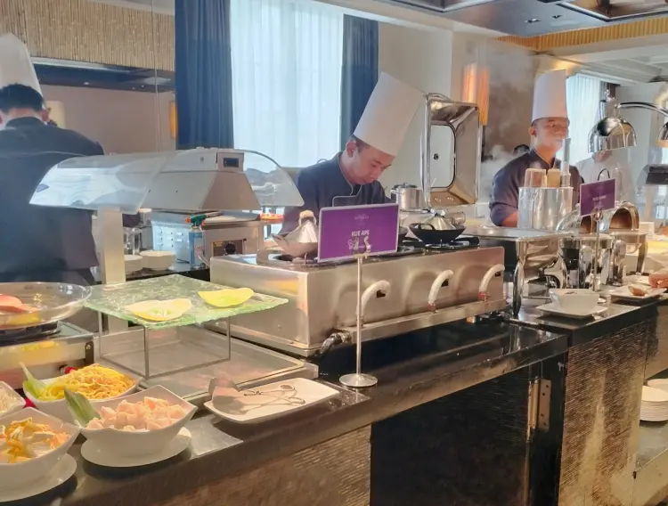 Le Gran Cafe at Hotel Gran Mahakam 2