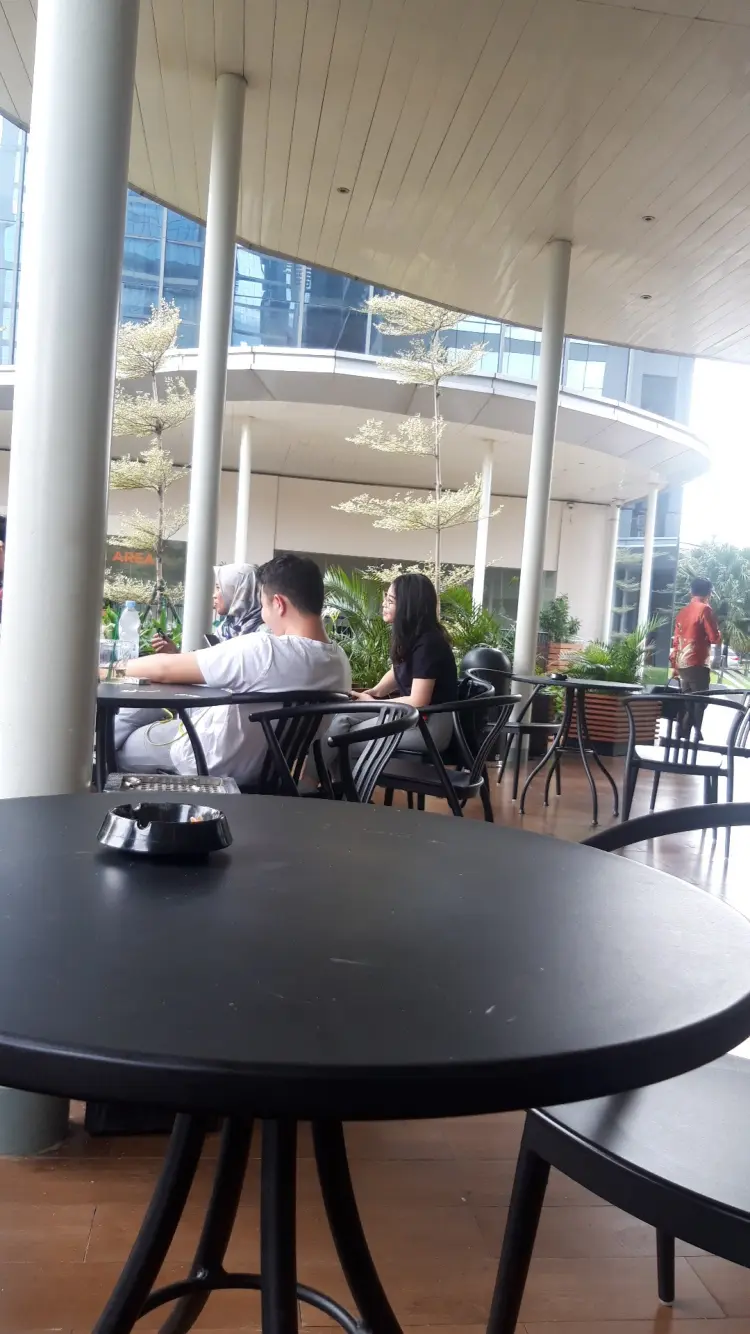 Starbucks L' Avenue 10