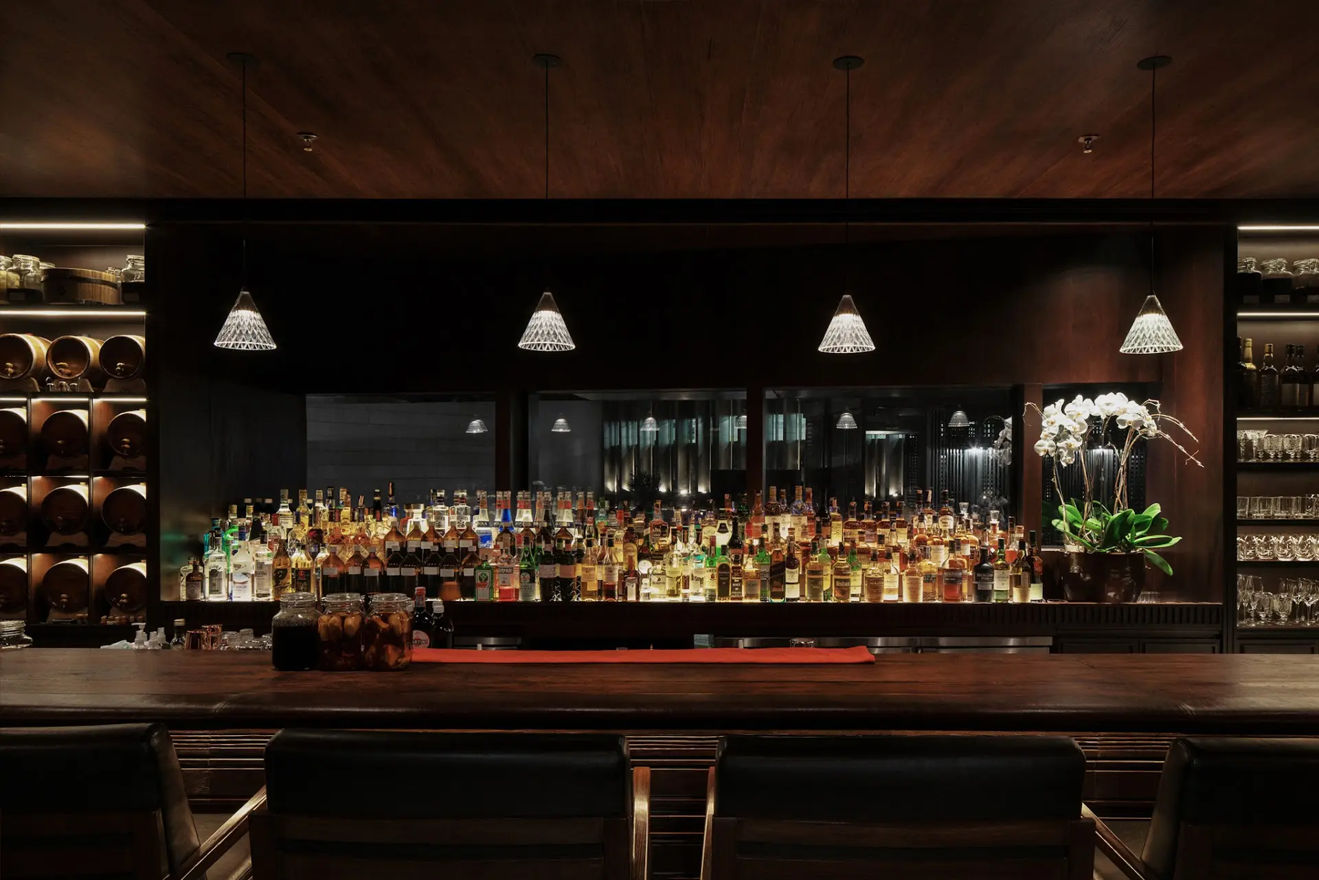 一杯酒30万还没菜单，雅加达这家烟雾缭绕的Bar凭什么？ 2