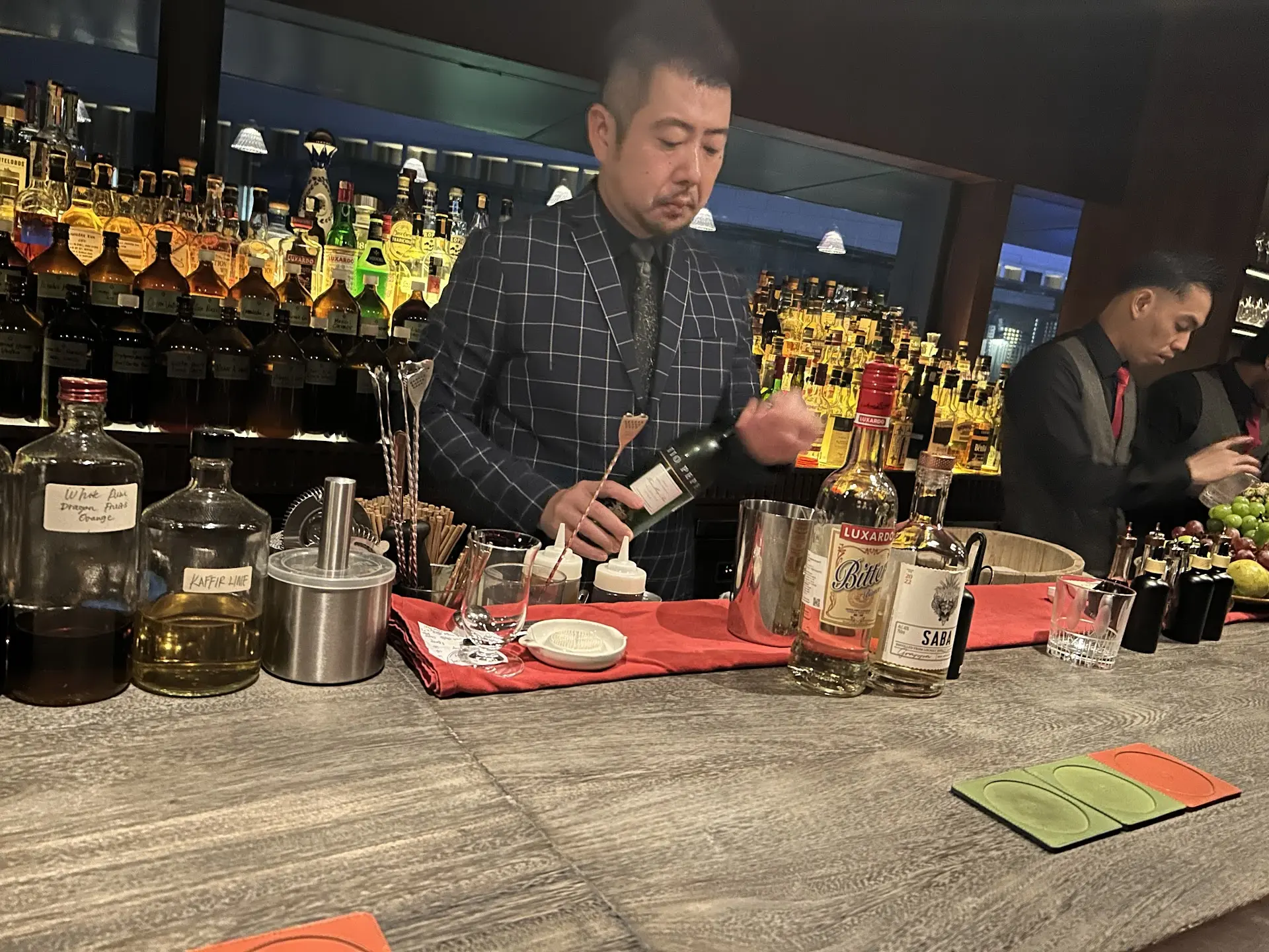 一杯酒30万还没菜单，雅加达这家烟雾缭绕的Bar凭什么？ 1