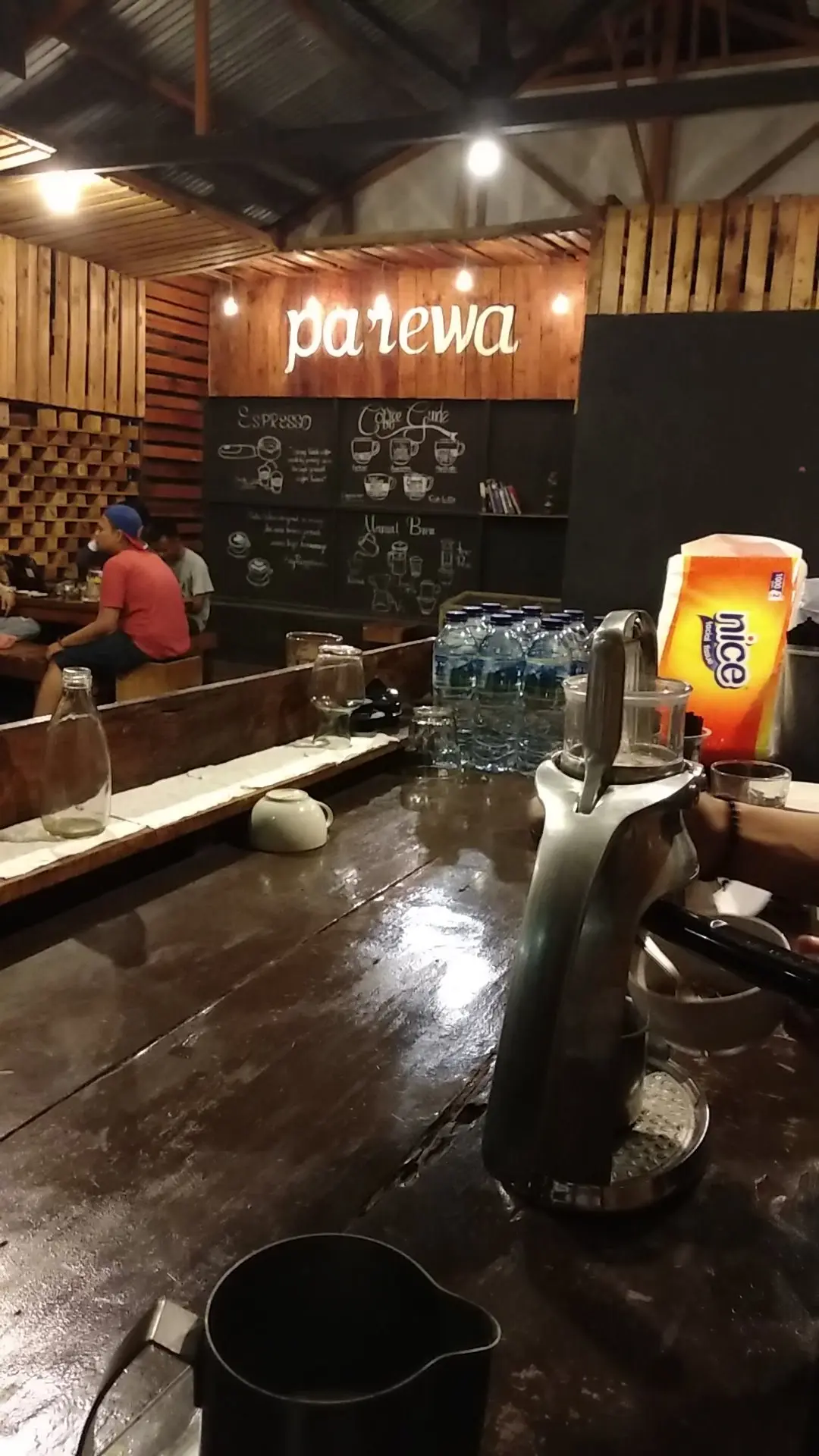 Spot nongkrong rahasia anak kuliahan Padang! Kok bisa sih kafe ini rame tiap hari? 🤔 3