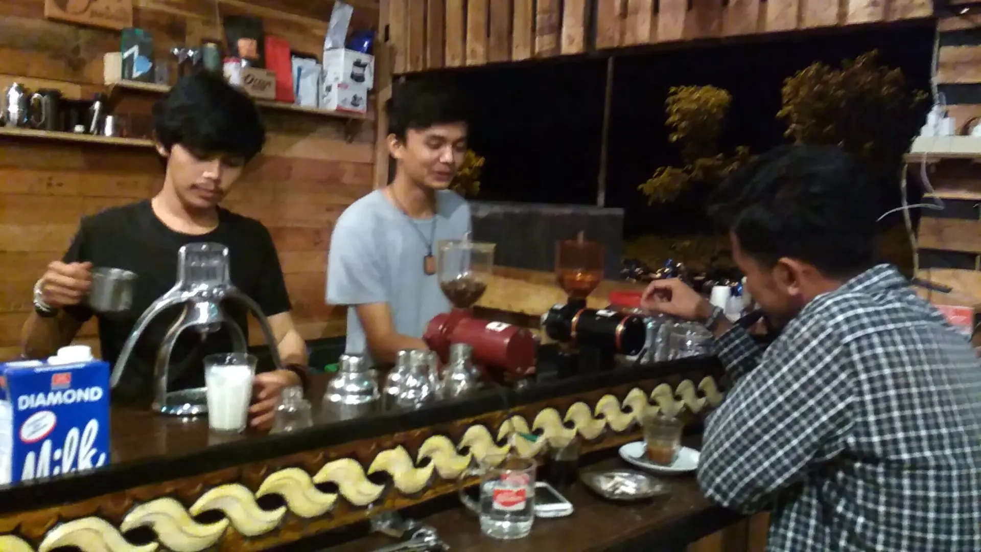 Spot nongkrong rahasia anak kuliahan Padang! Kok bisa sih kafe ini rame tiap hari? 🤔 2