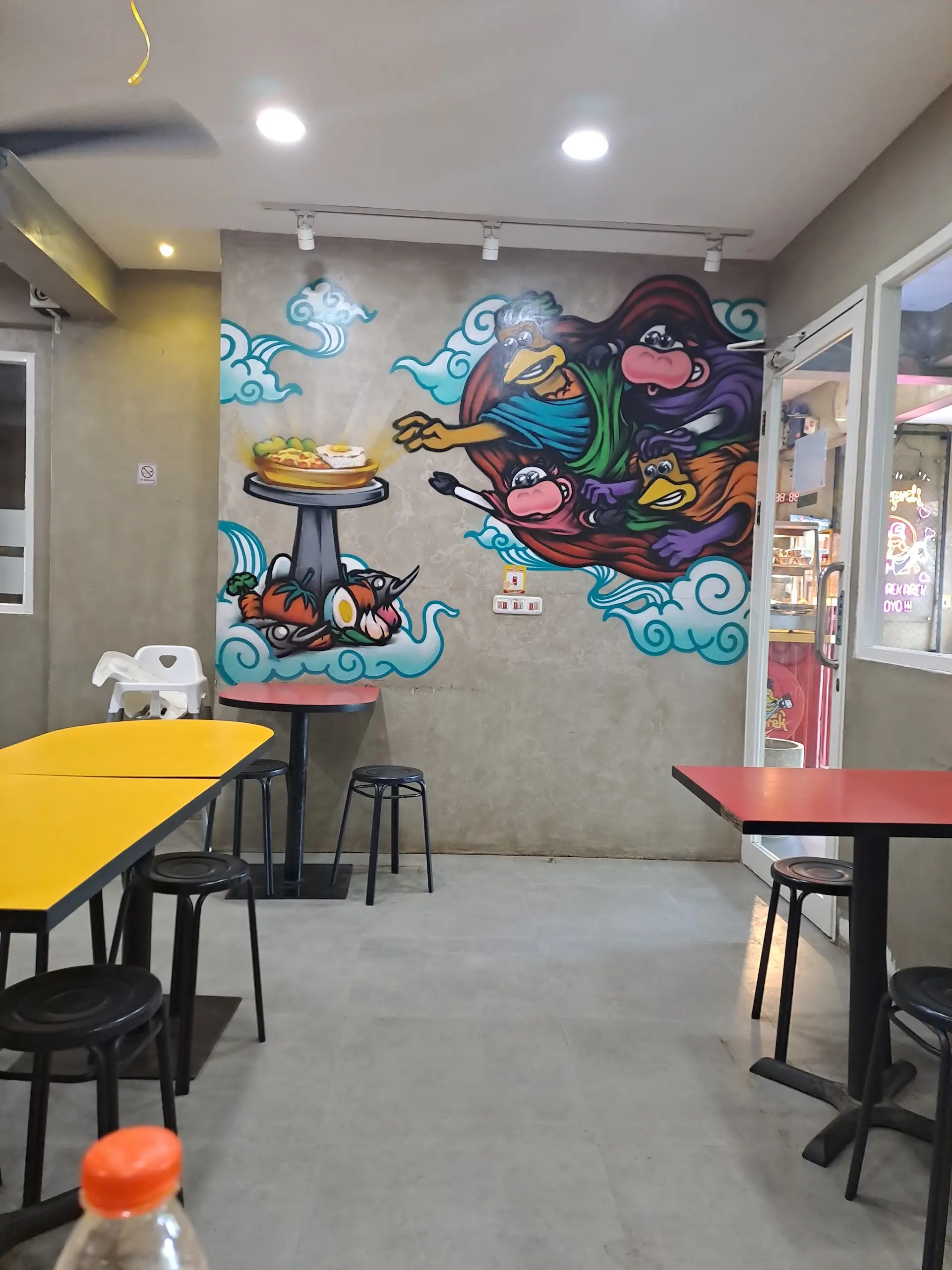 Rating Google 4.8, antre 1 jam? Ayam goreng hits Surabaya ini, anjay! 3