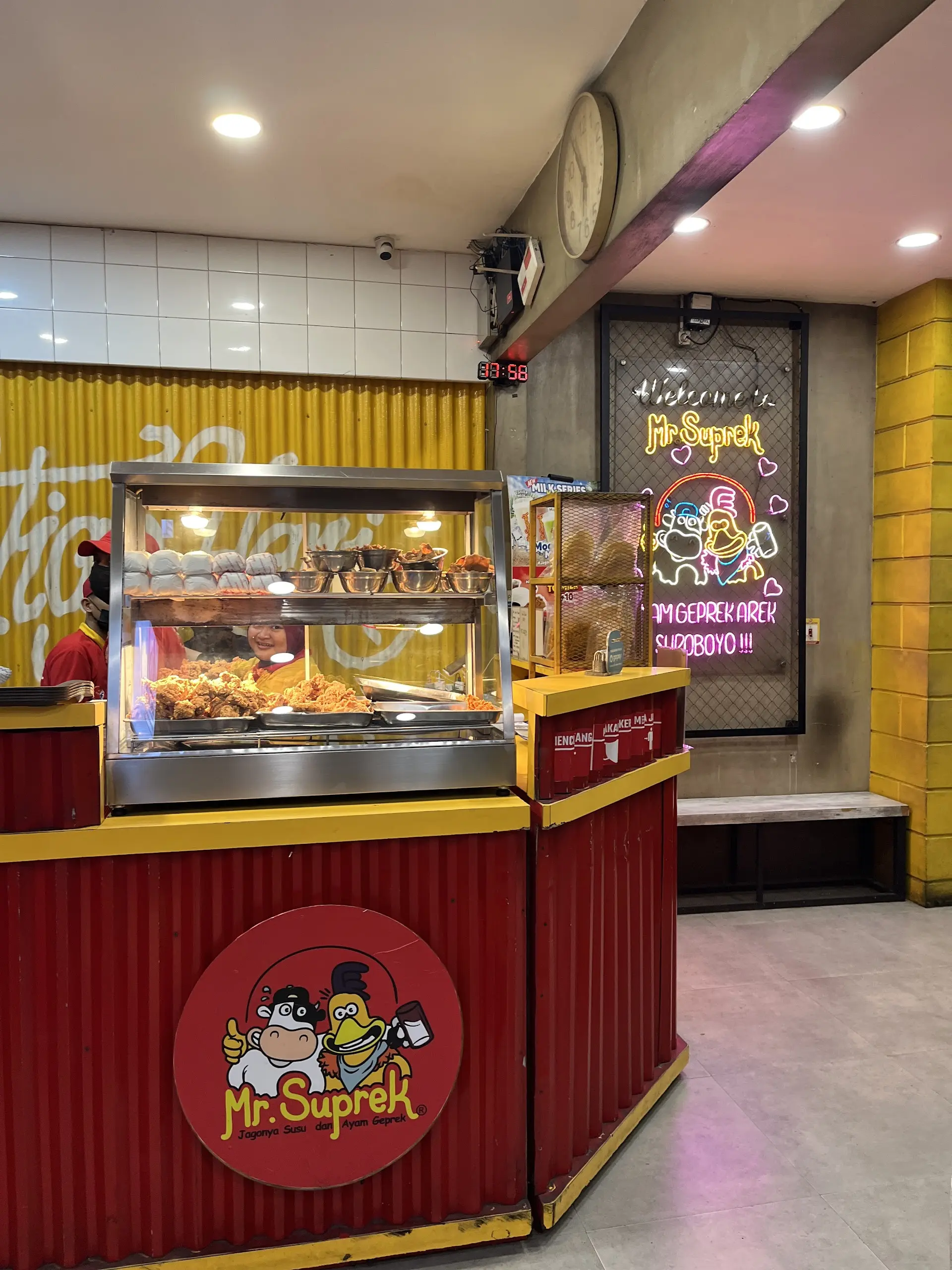 Rating Google 4.8, antre 1 jam? Ayam goreng hits Surabaya ini, anjay! 1