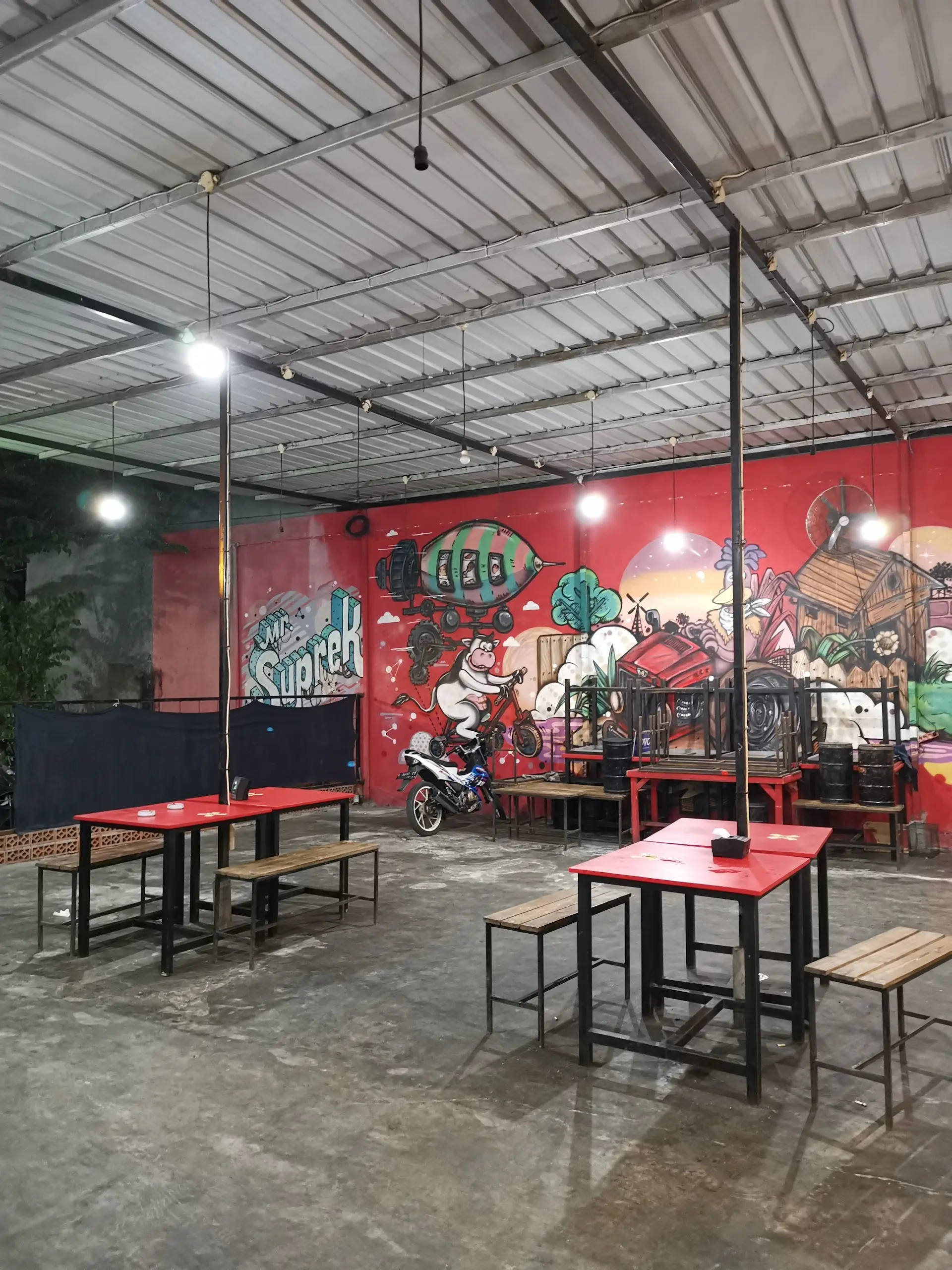 Rating Google 4.8, antre 1 jam? Ayam goreng hits Surabaya ini, anjay! 4