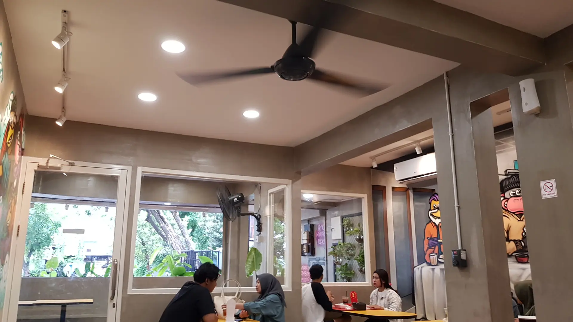 Rating Google 4.8, antre 1 jam? Ayam goreng hits Surabaya ini, anjay! 2