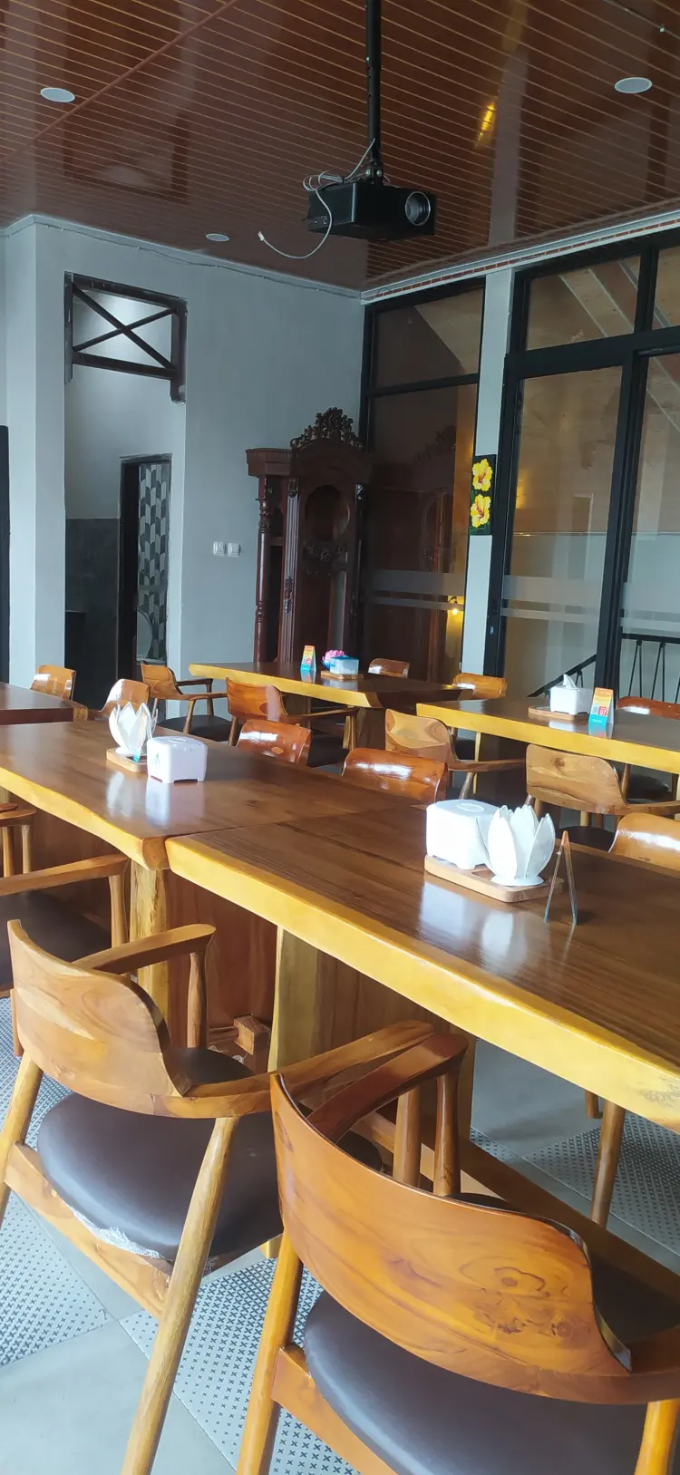 FOKUS COFFEE & EATERY 8