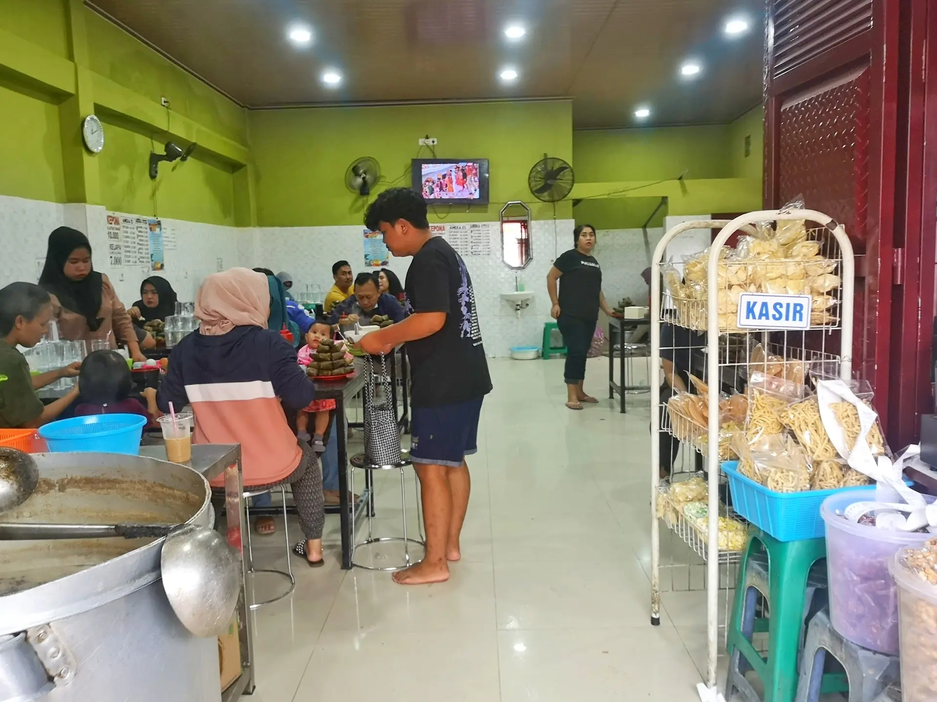 Anjay, modal 24k & diserbu orang Lokal, tapi kok Coto-nya cuma sesuap? 3