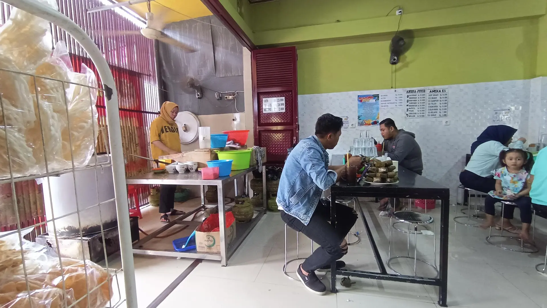 Anjay, modal 24k & diserbu orang Lokal, tapi kok Coto-nya cuma sesuap? 4