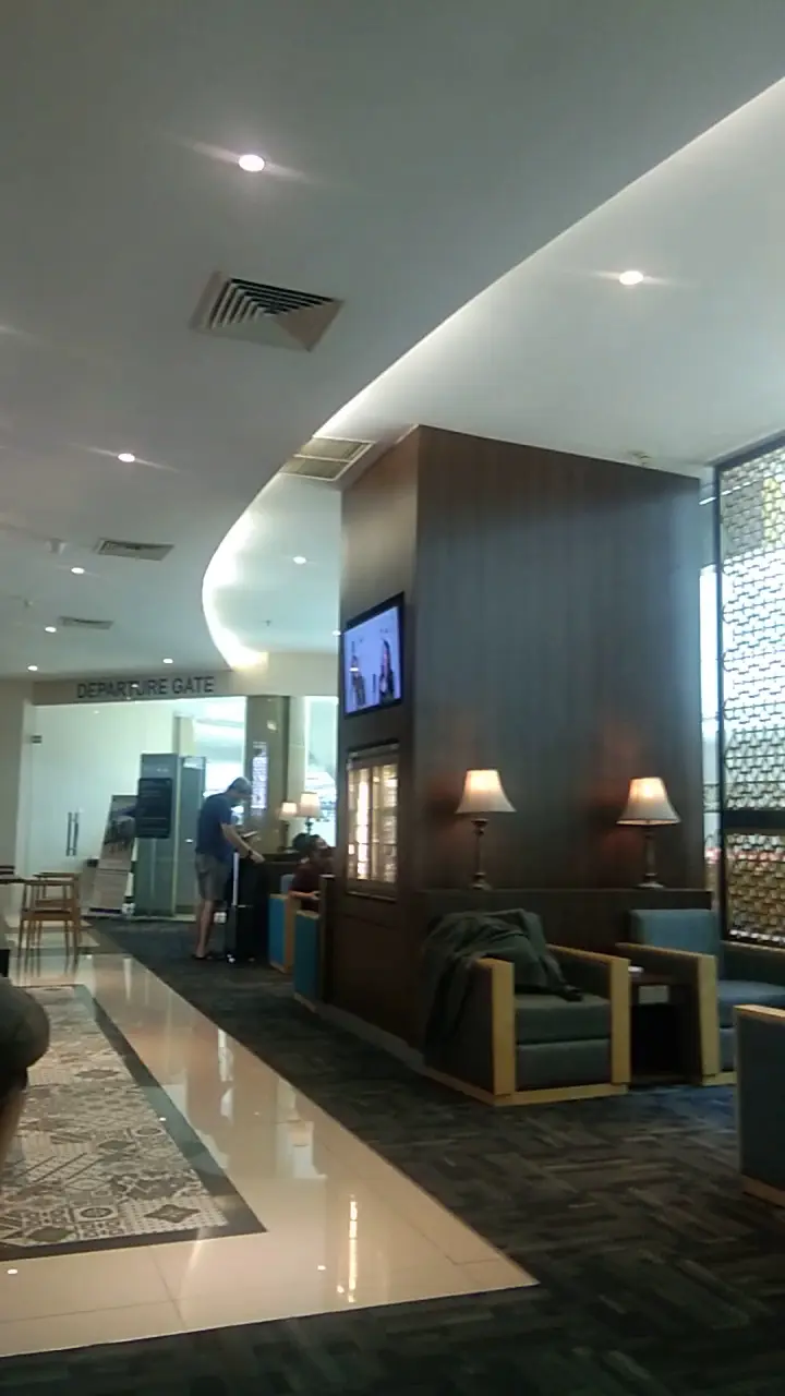 Spending 170k to be a VVIP at Samarinda Airport. The exclusive security lane is SO awesome 7