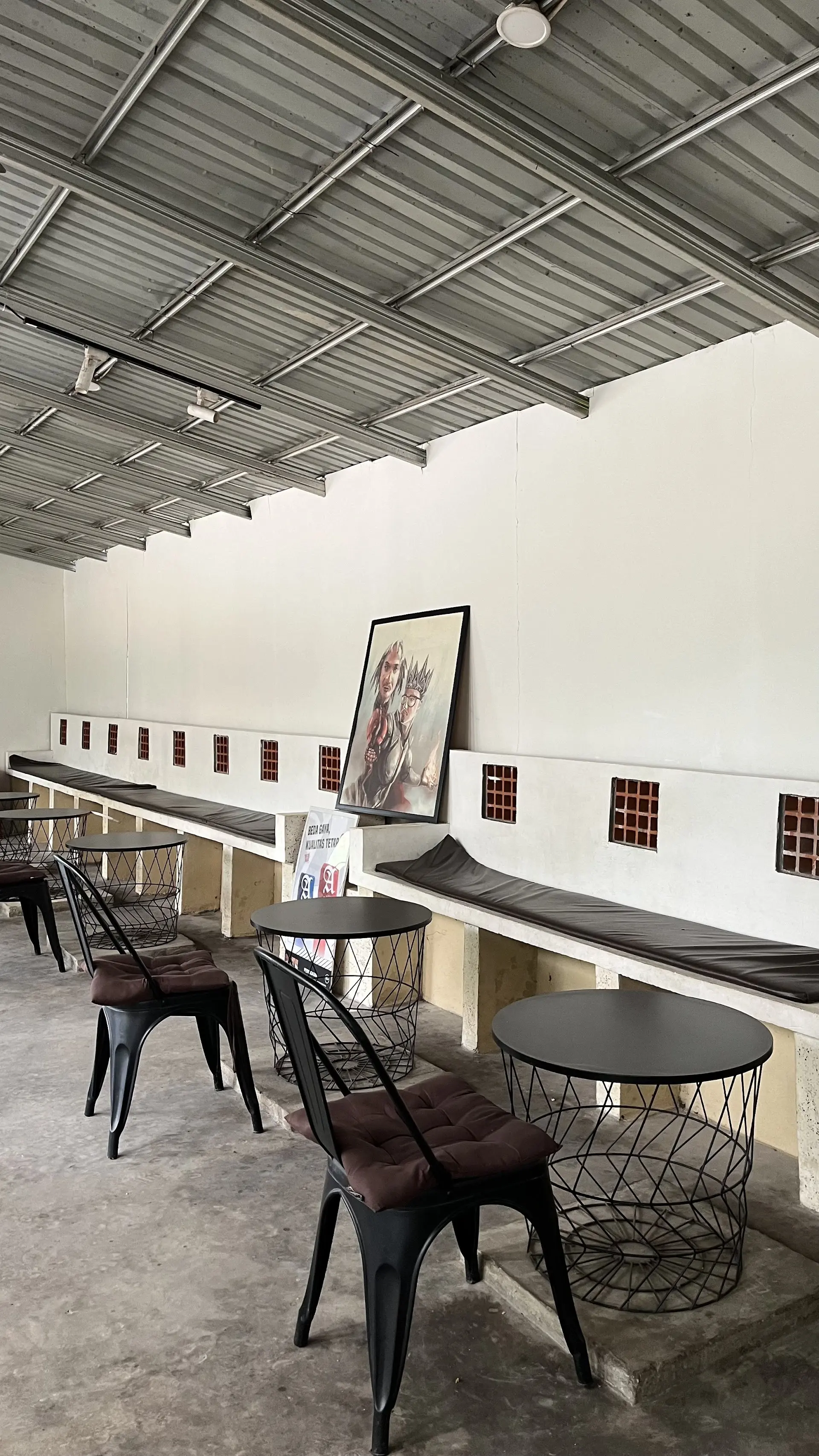 Anak nongkrong, sini kumpul! Vibe kafe lokal ini mantap & chill abis, tapi anjay… baca dulu curhatan gue sebelum pesen 6