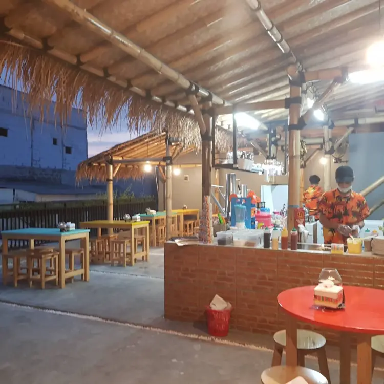 Pentagon Cafe & Billiard Karawaci 3