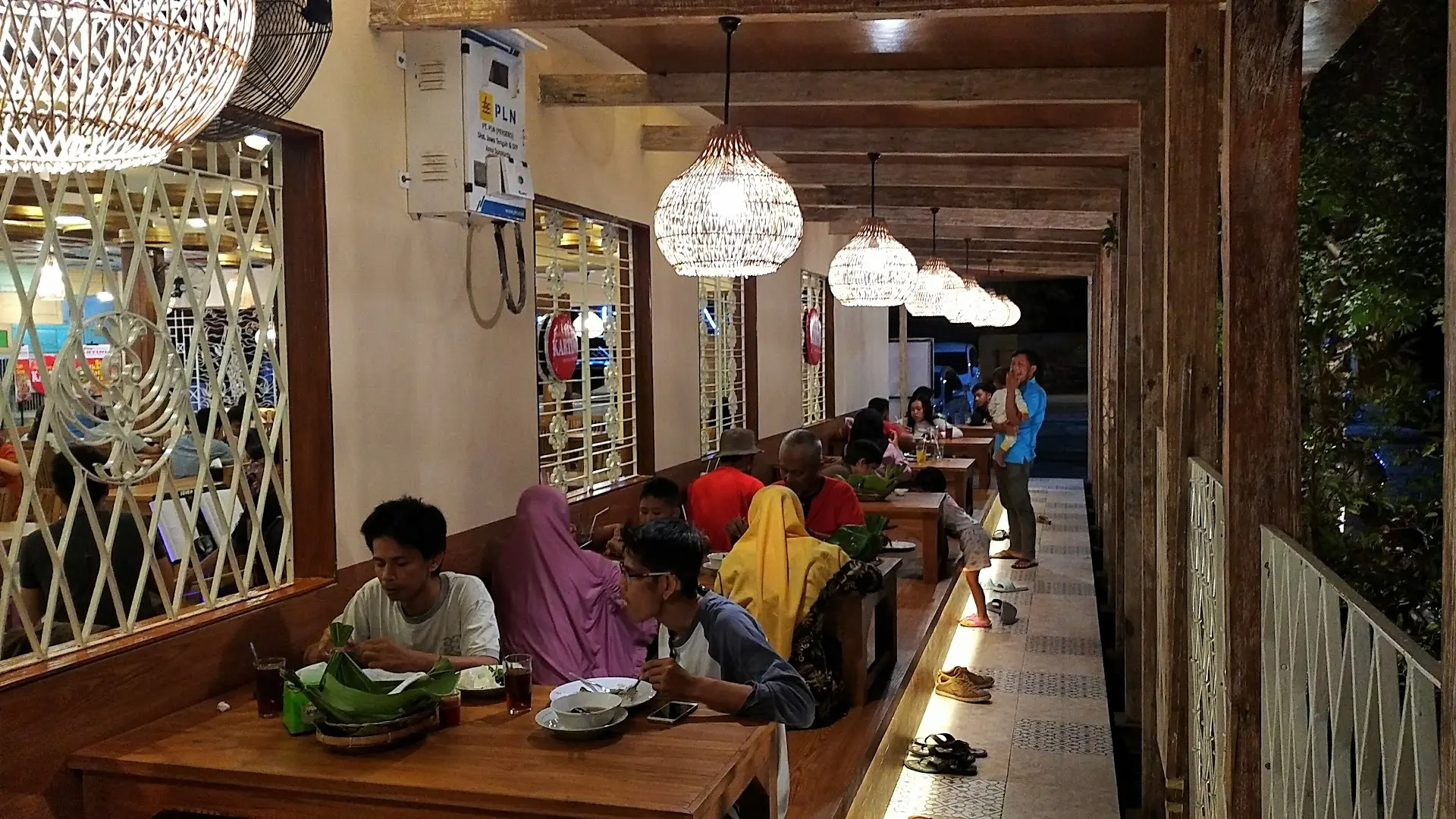 Ayam Goreng Mantap 2600+ review di Google, tapi gue malah cuma mau ngomel soal parkirannya… 5