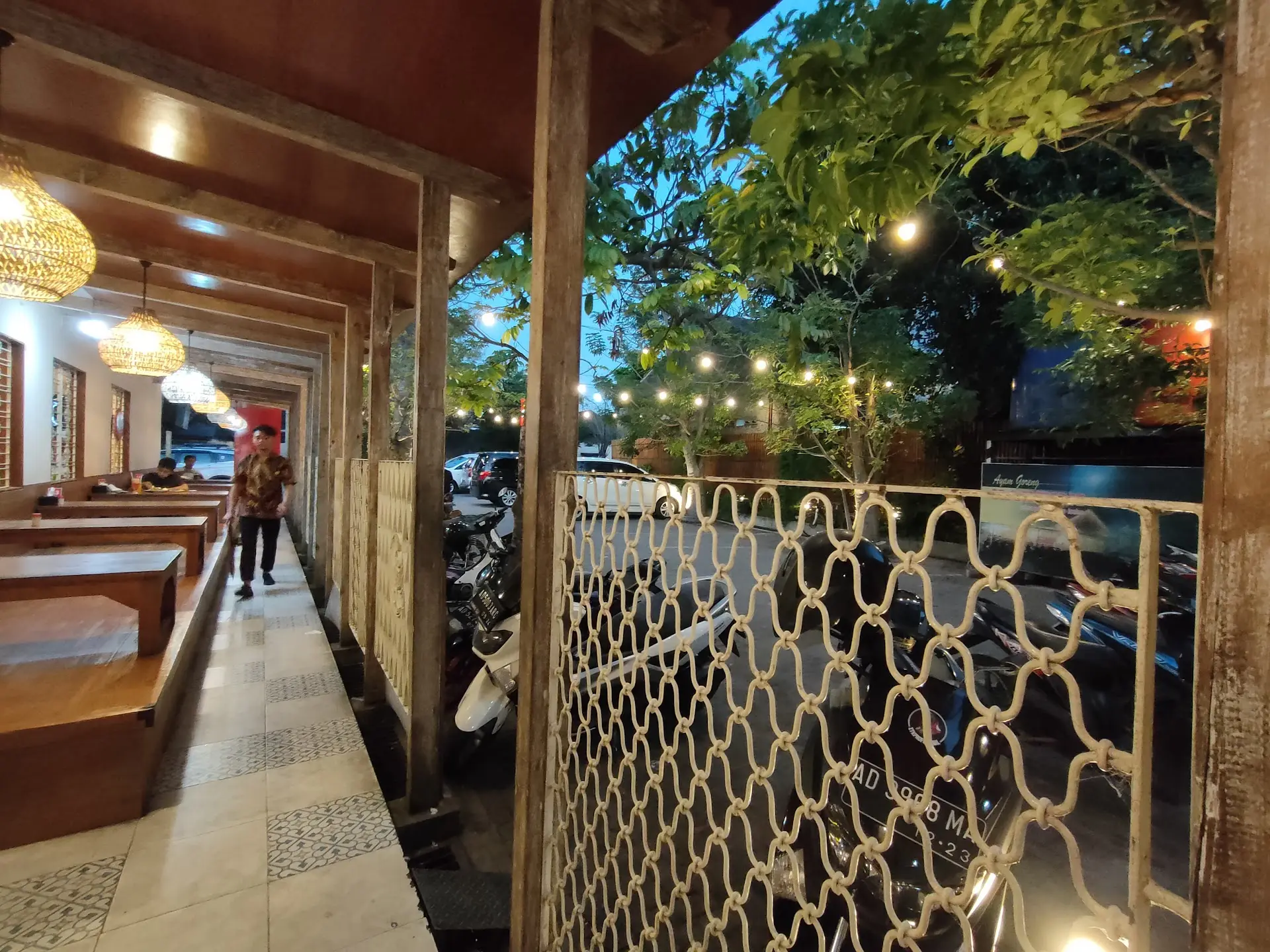 Ayam Goreng Mantap 2600+ review di Google, tapi gue malah cuma mau ngomel soal parkirannya… 3