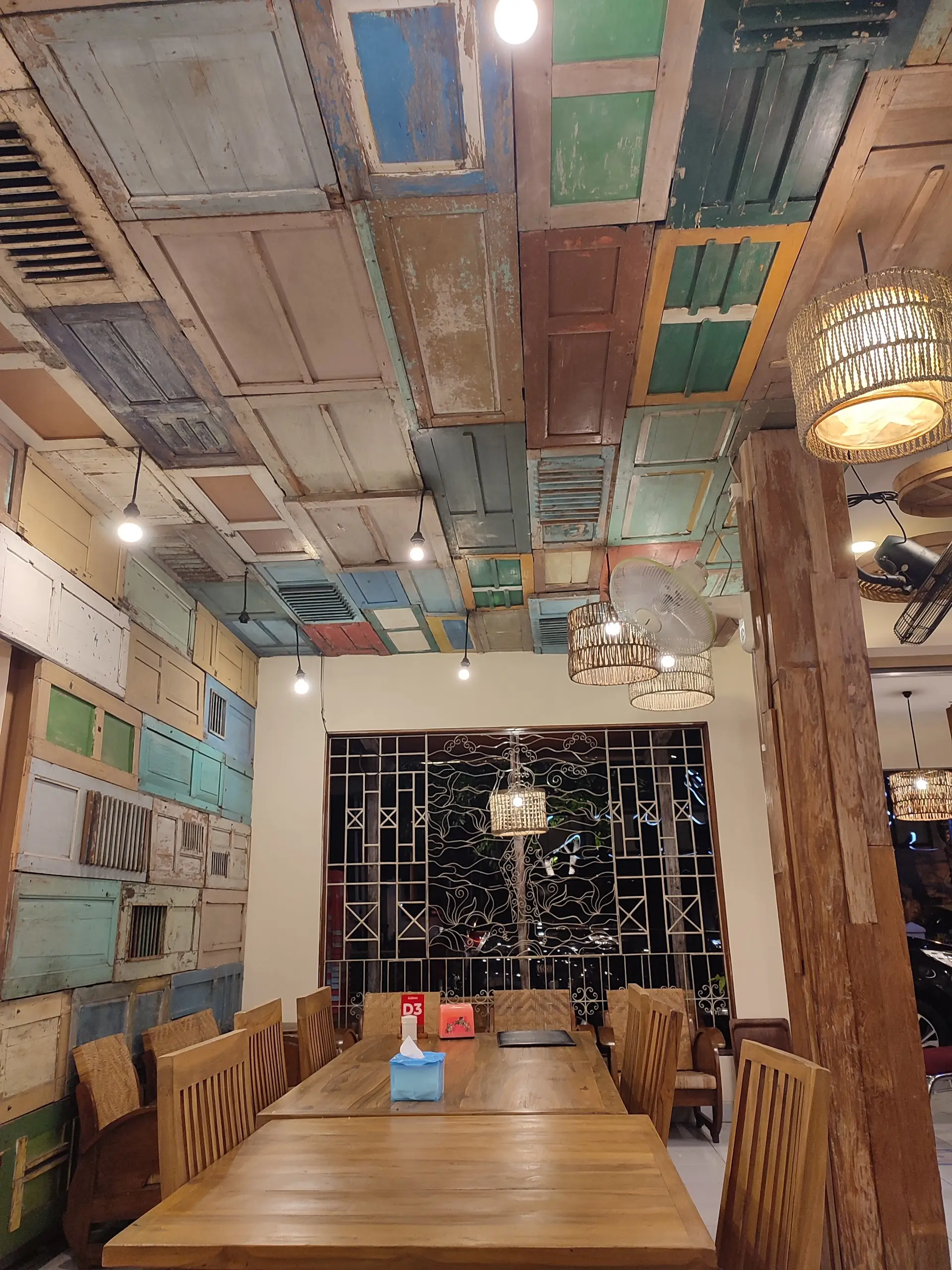 Ayam Goreng Mantap 2600+ review di Google, tapi gue malah cuma mau ngomel soal parkirannya… 2