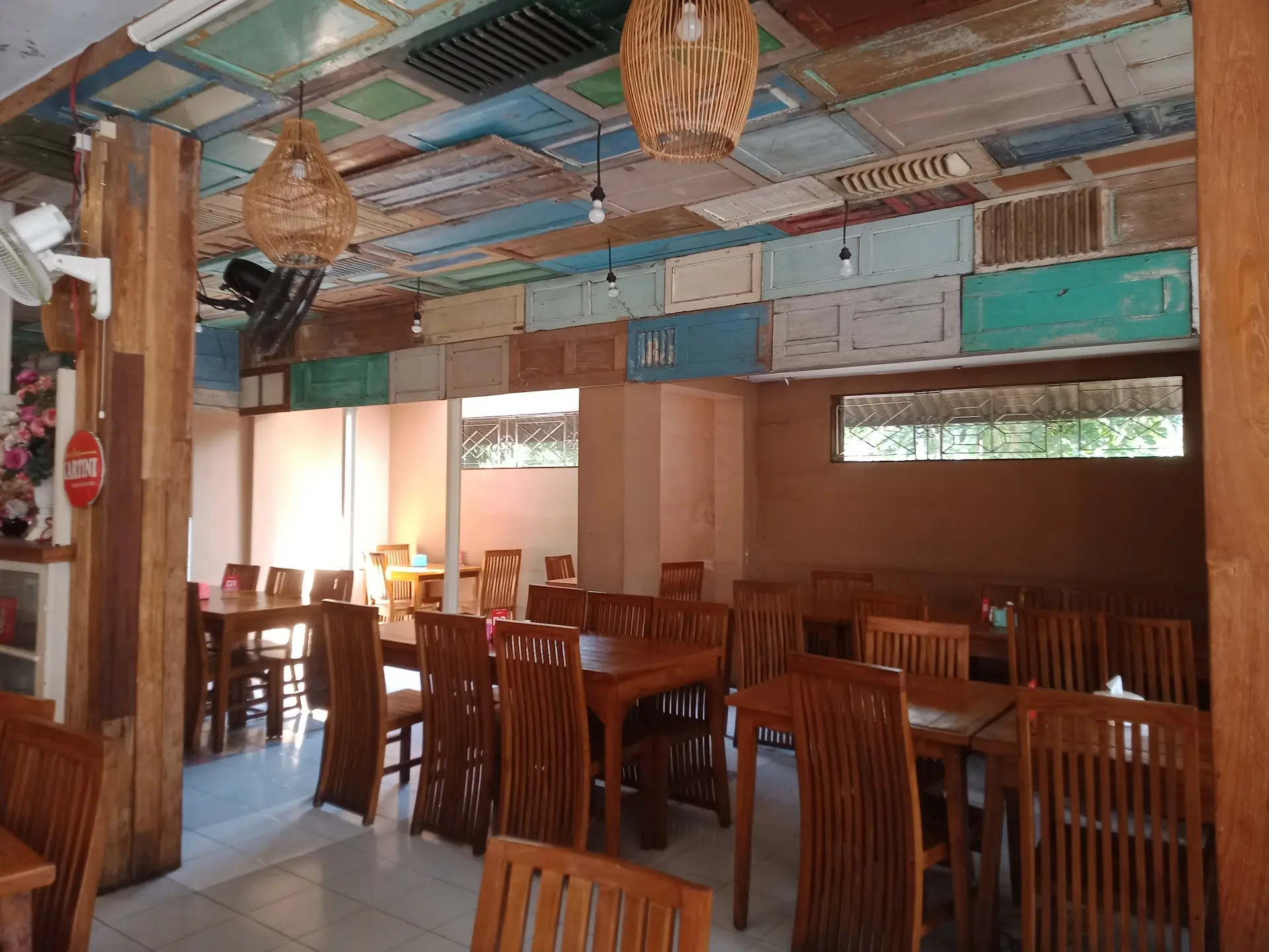 Ayam Goreng Mantap 2600+ review di Google, tapi gue malah cuma mau ngomel soal parkirannya… 6