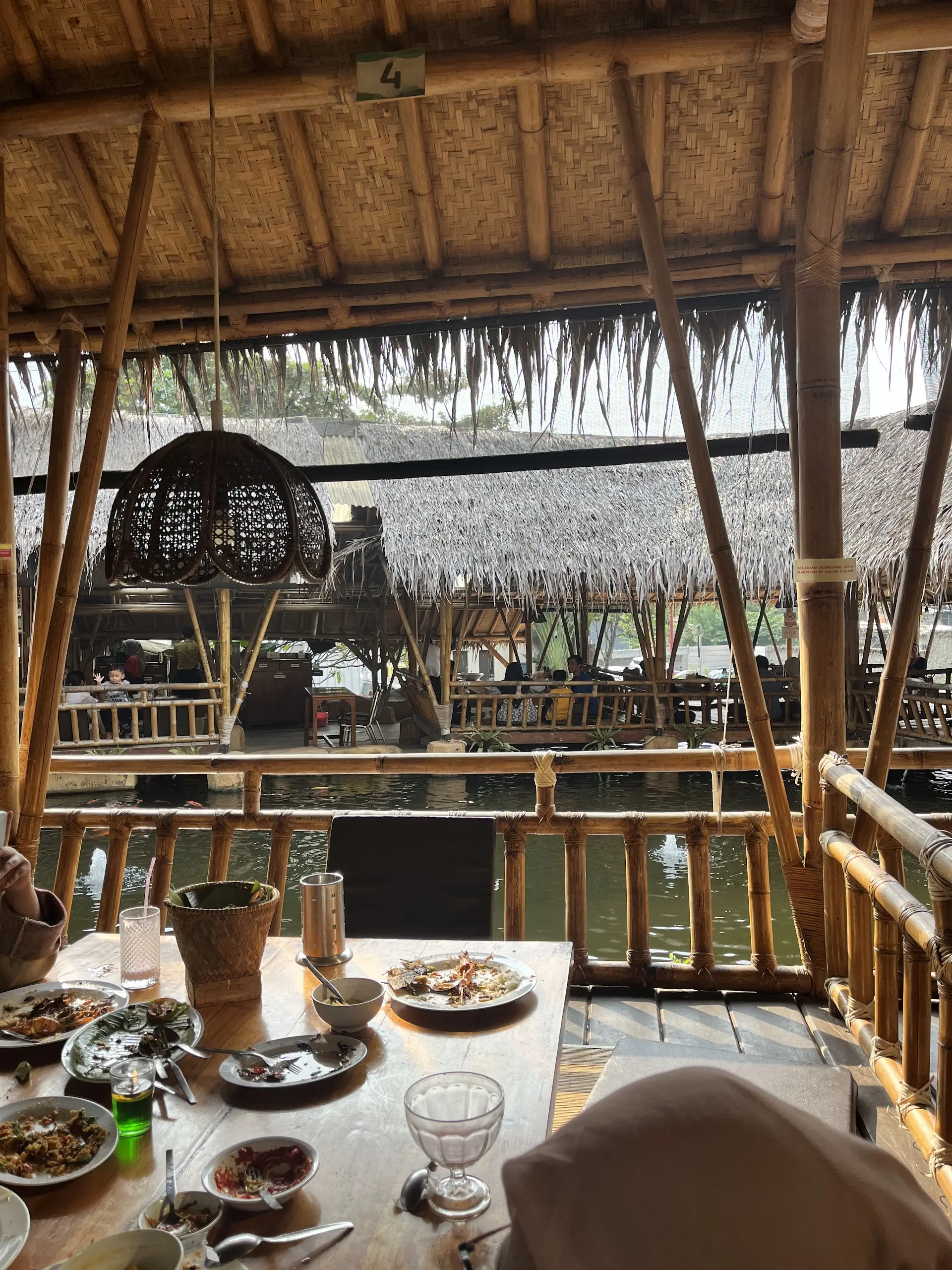 Jangan cuma karena tempatnya Mantap! Ini dia aslinya resto air terjun di Bogor. 3