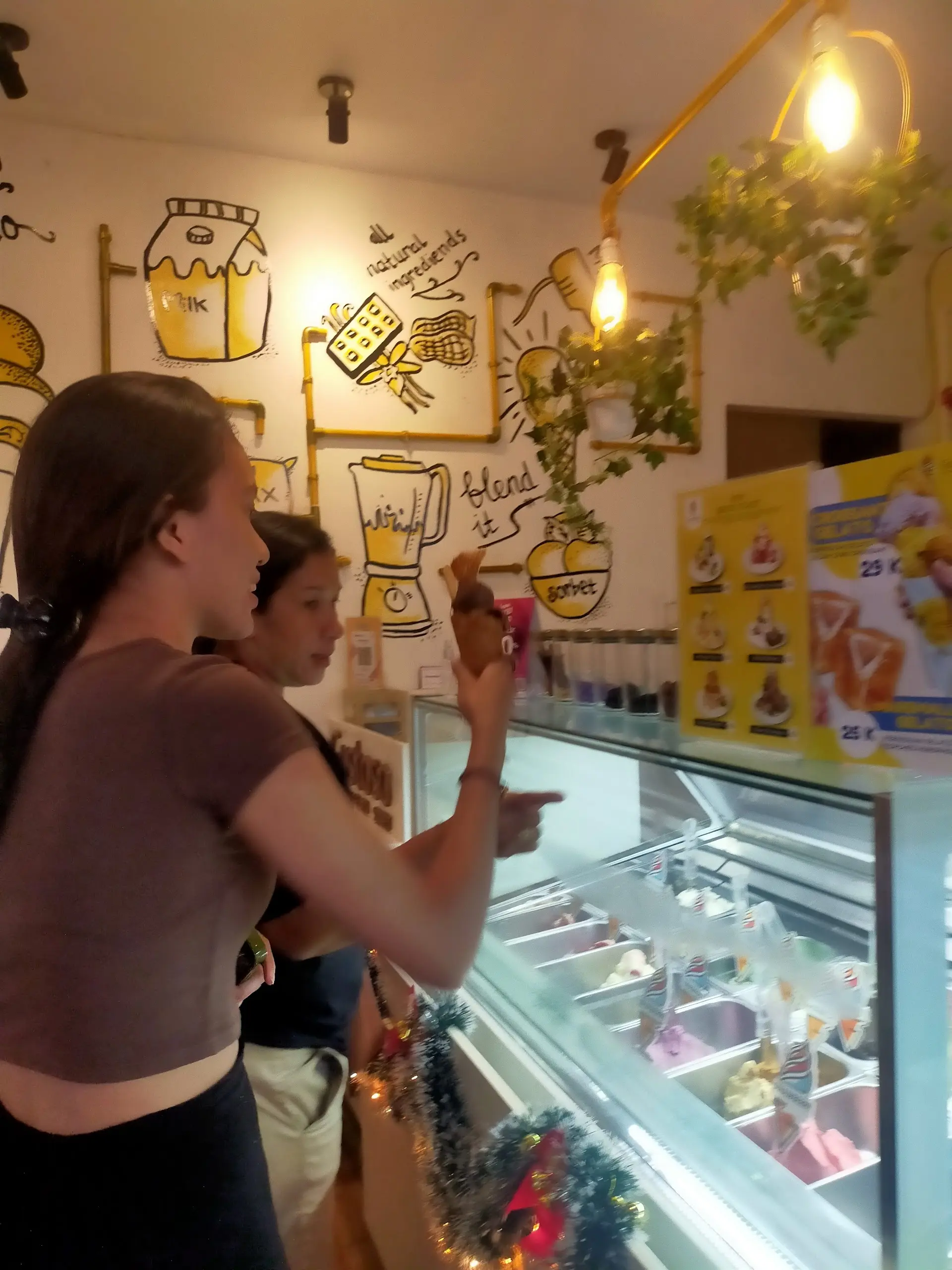 Anjay, Gelato 10 ribuan ada rasa minyak angin sama mie instan? Makassar liar banget 3