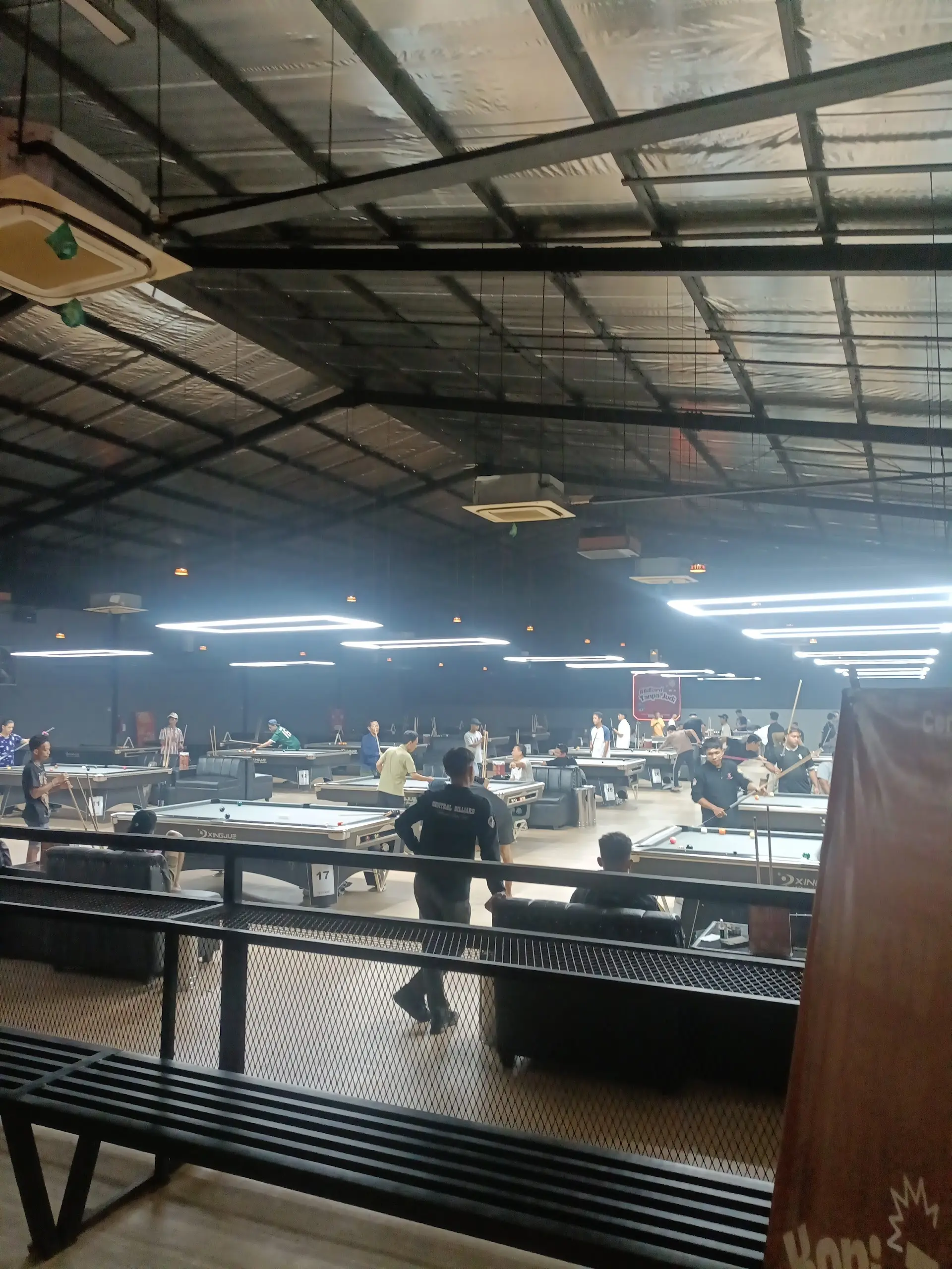 Lubuklinggau 的夜猫子集合!这家台球厅+Live House也太 Chill 了吧? 1