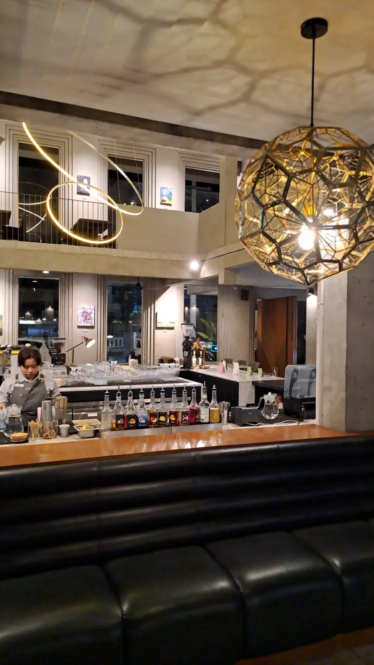 OURA - Cafe & Restaurant 3